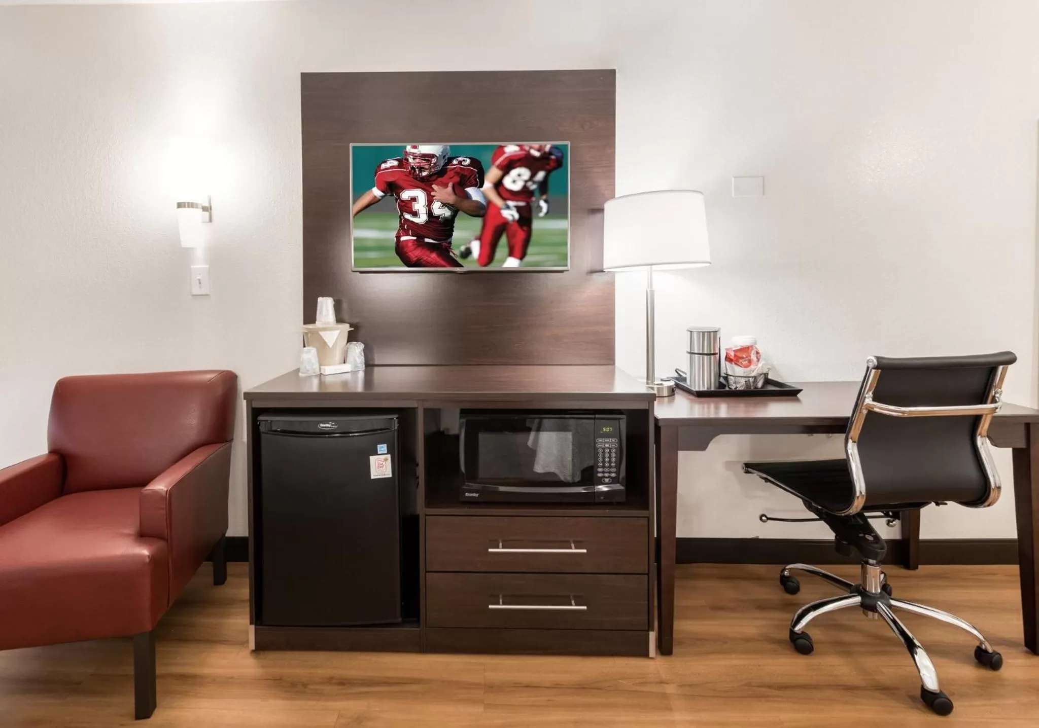 Bedroom in Red Roof Inn PLUS+ Columbus - Worthington