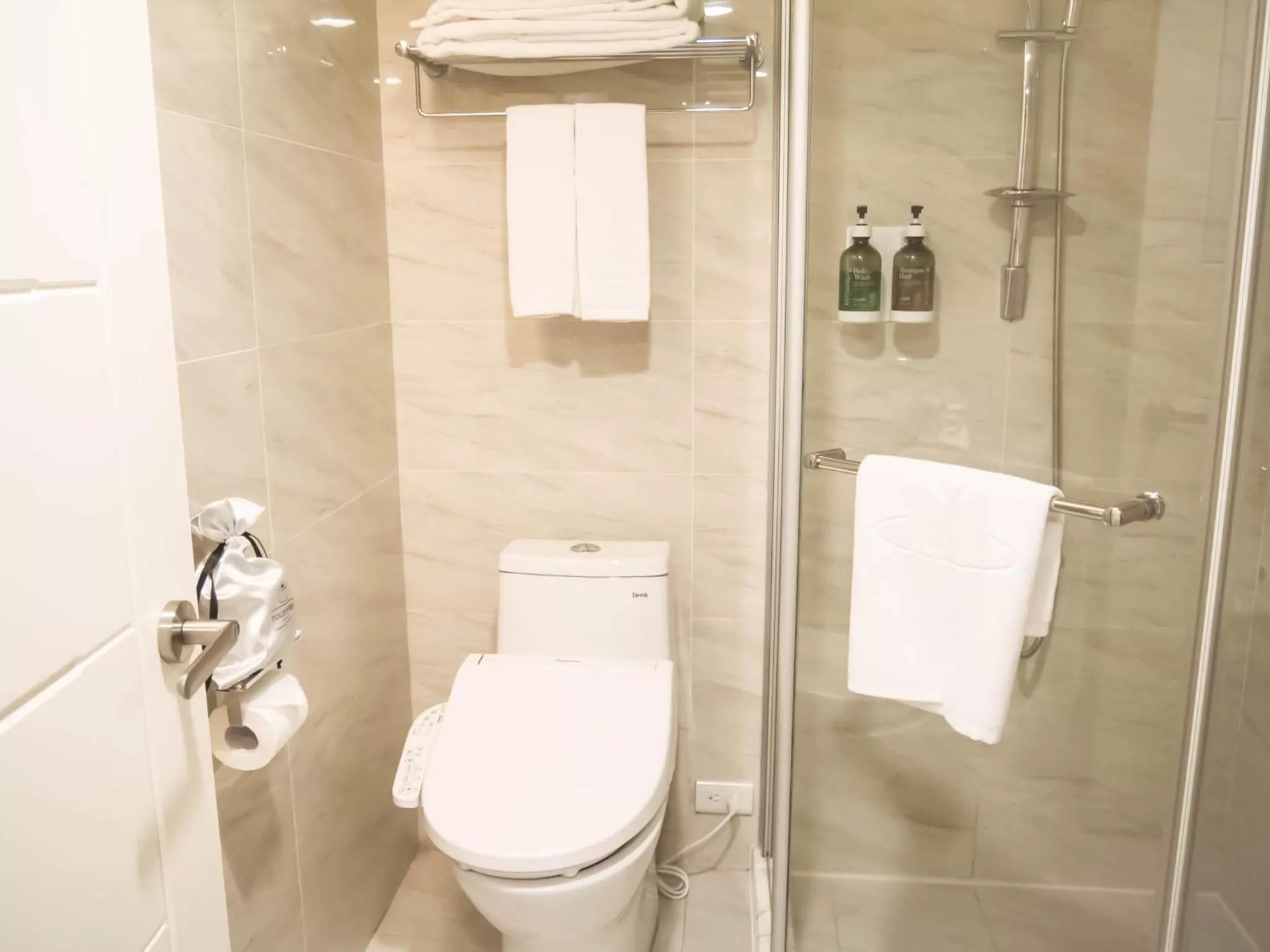 Bathroom in Green Hotel - Tea Way