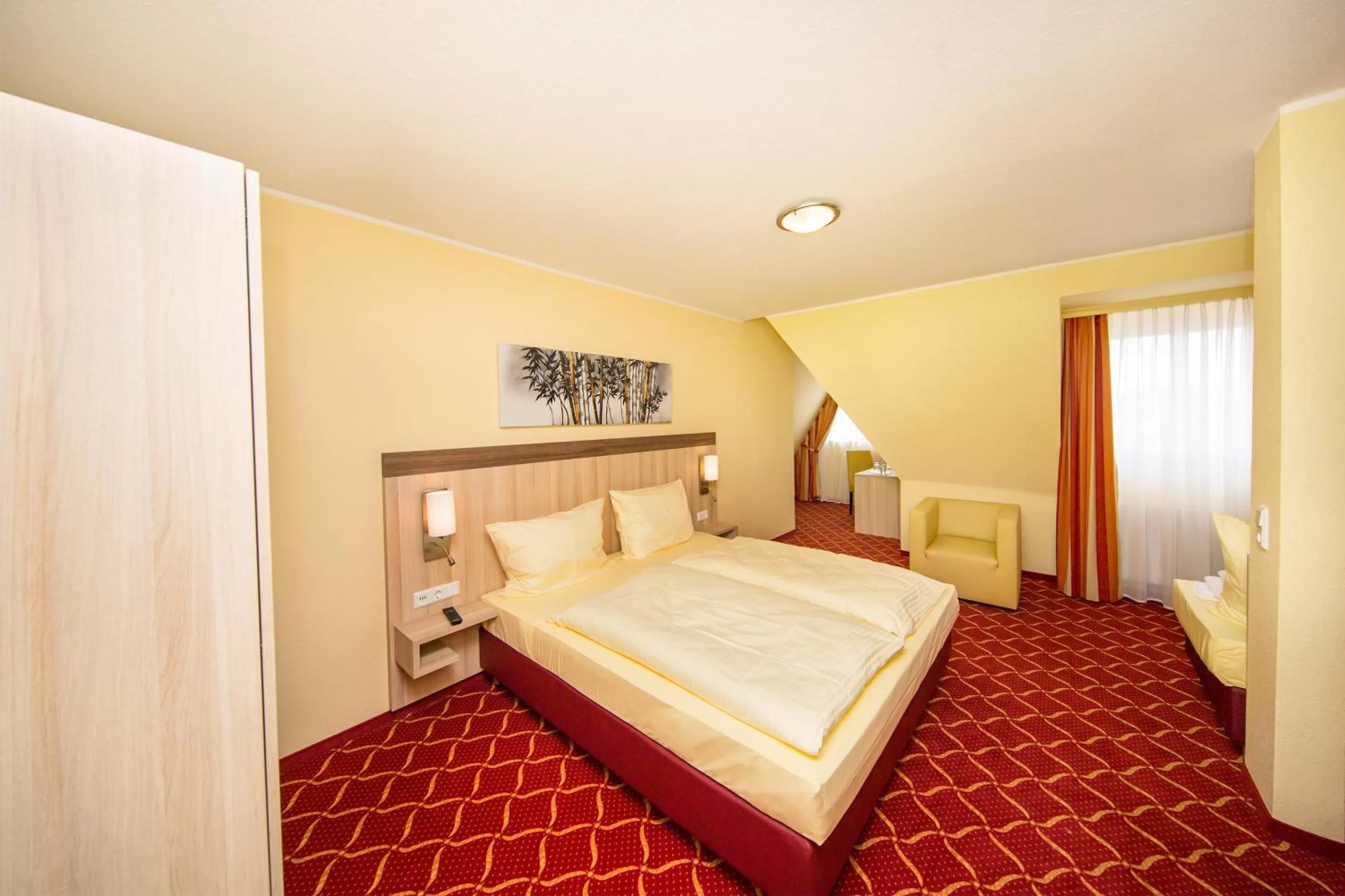 Photo of the whole room, Bed in Montana Hotel Köln-Bonn Airport
