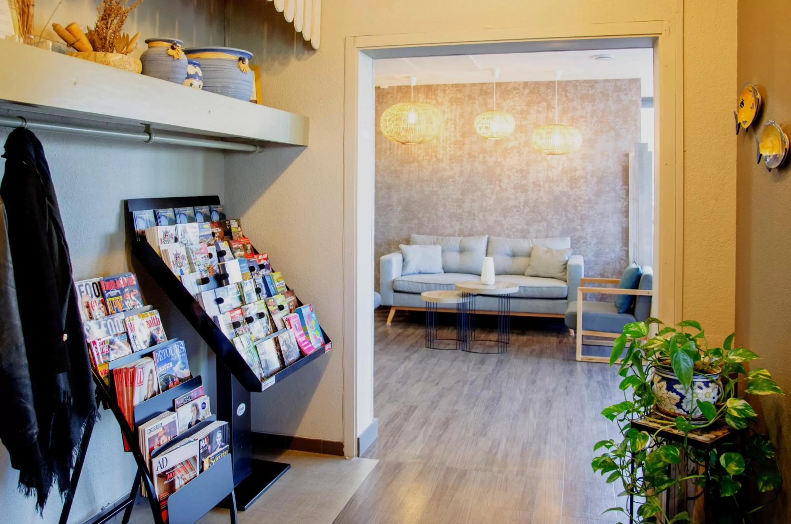 Lobby or reception in Contact Hôtel Le Provençal Bordeaux Lac