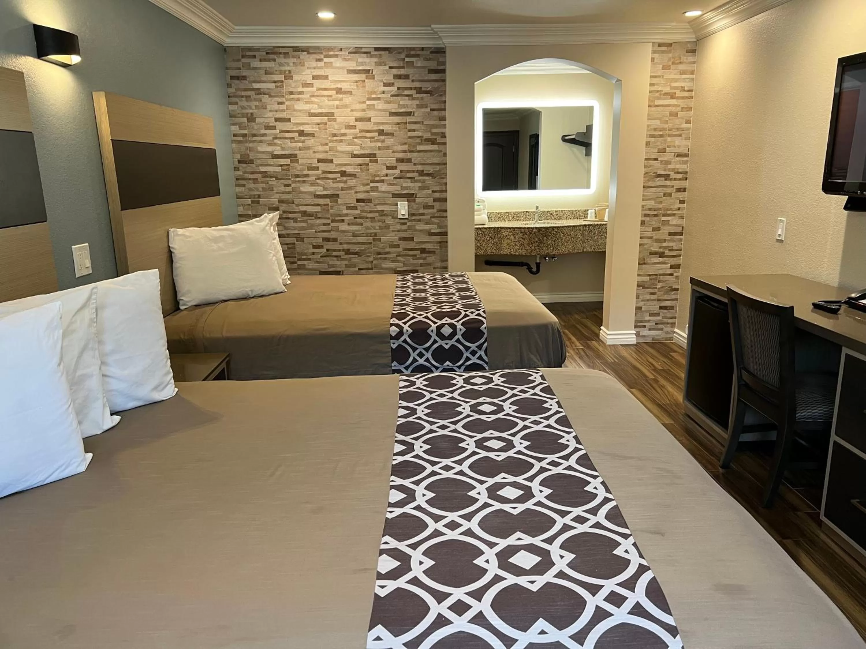 Bed in Industry Inn & Suites