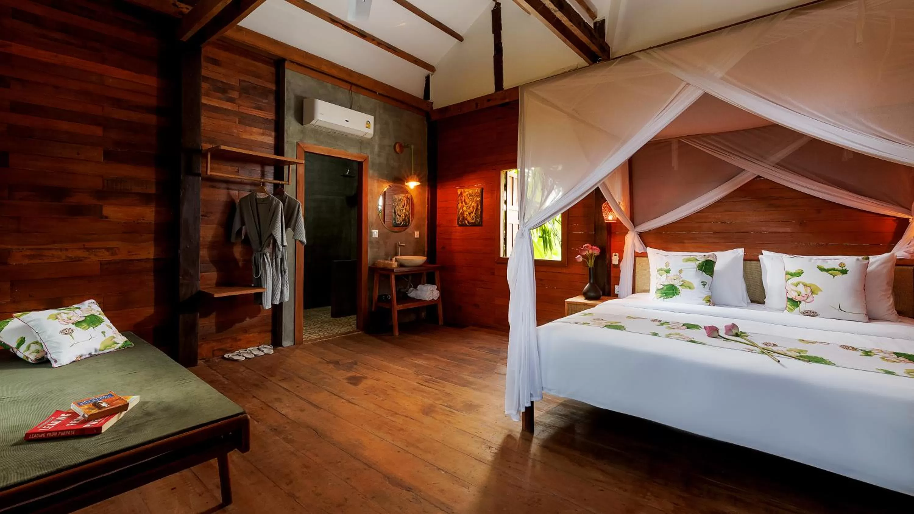 Bed in Dontrei Villa Angkor