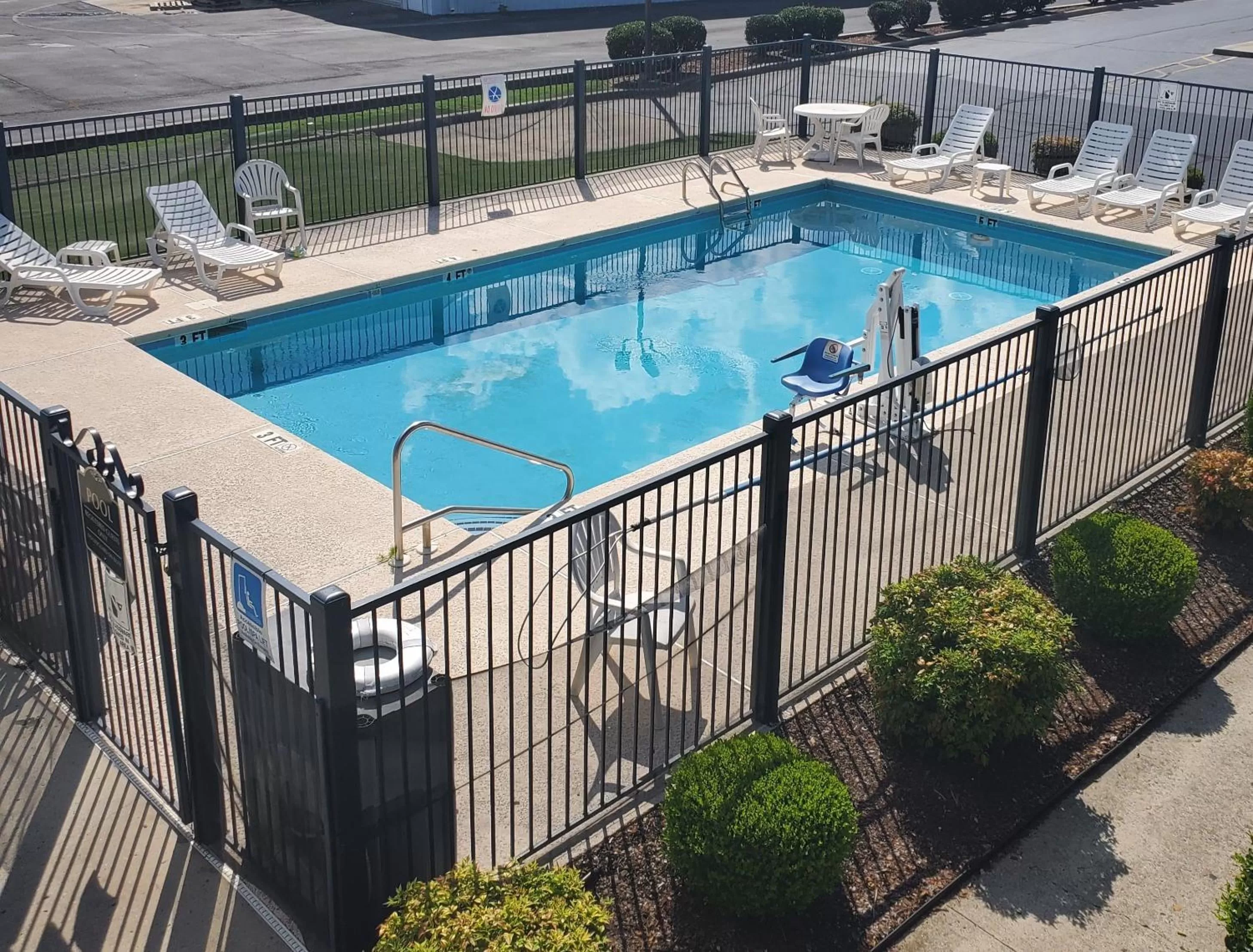 Swimming pool in Quality Inn Scottsboro US-72-Lake Guntersville Area