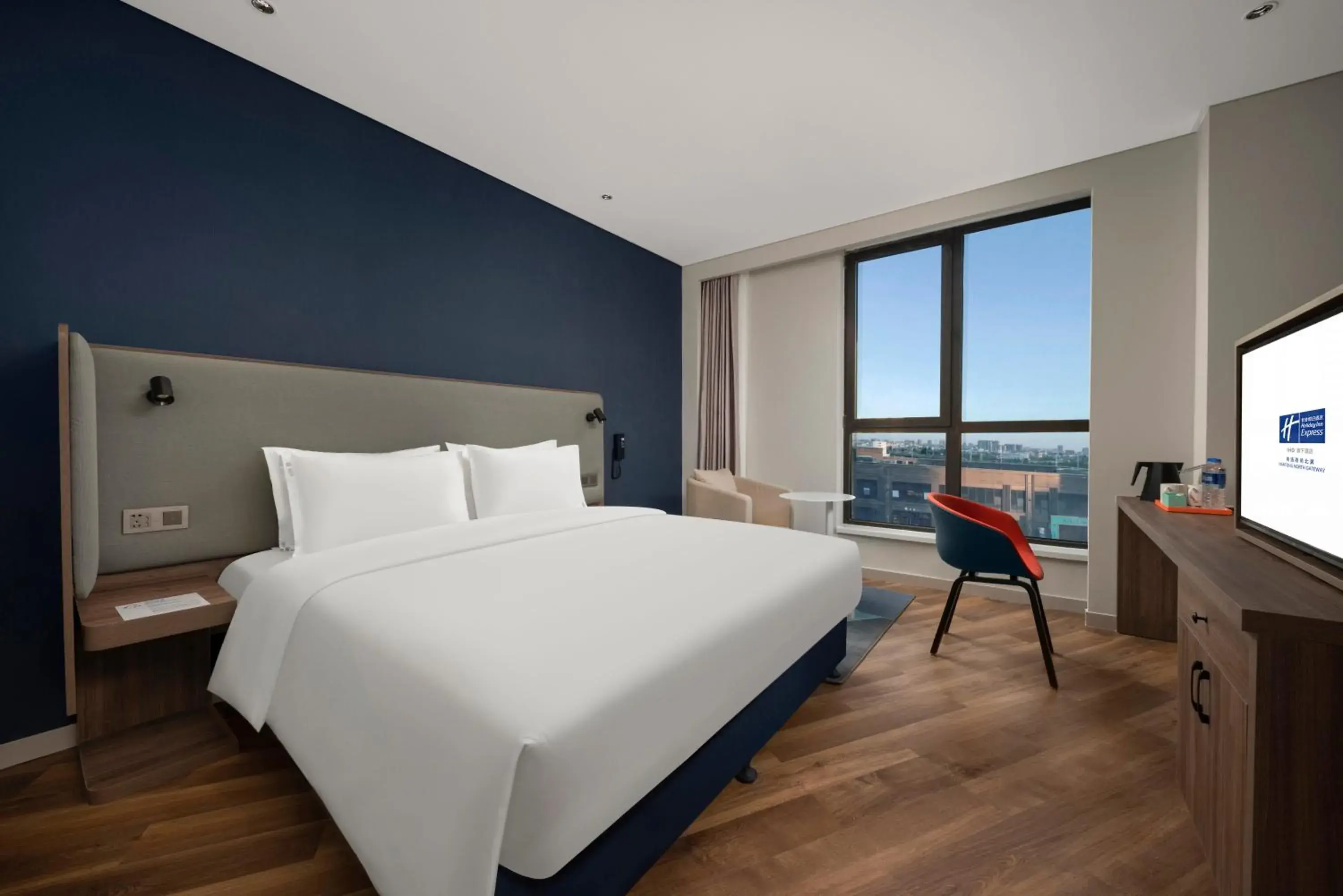 Standard King Room with Extra Floor Space in Holiday Inn Express Nantong North Gateway by IHG Standard King Room with Extra Floor Space in Holiday Inn Express Nantong North Gateway by IHG