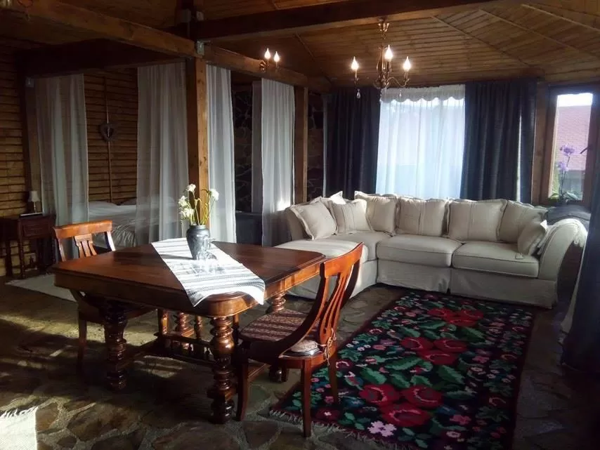Garden view, Dining Area in Pensiunea Taverna Bucium