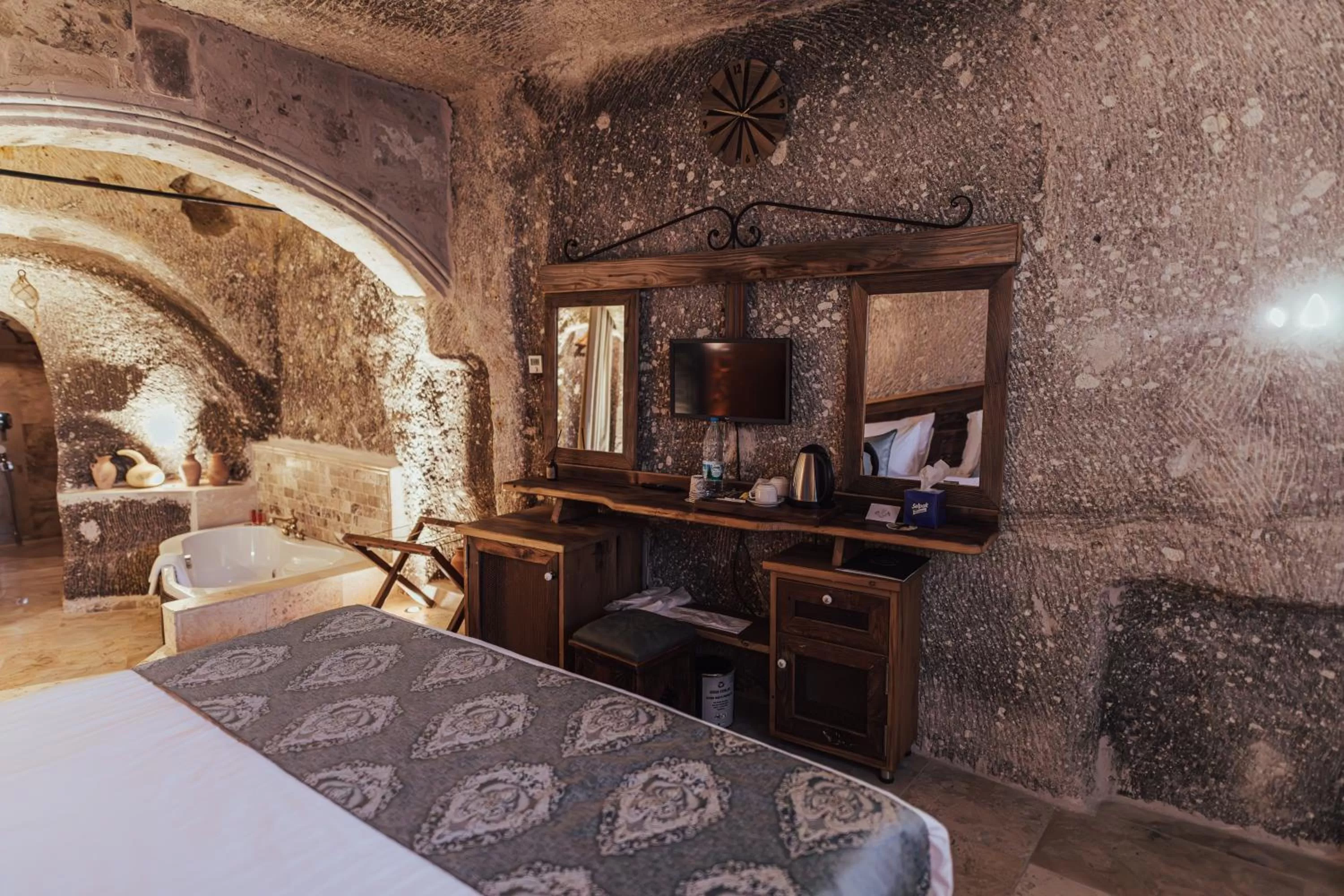 TV and multimedia, Bed in Şah Saray Cave Suites Halal Hotel