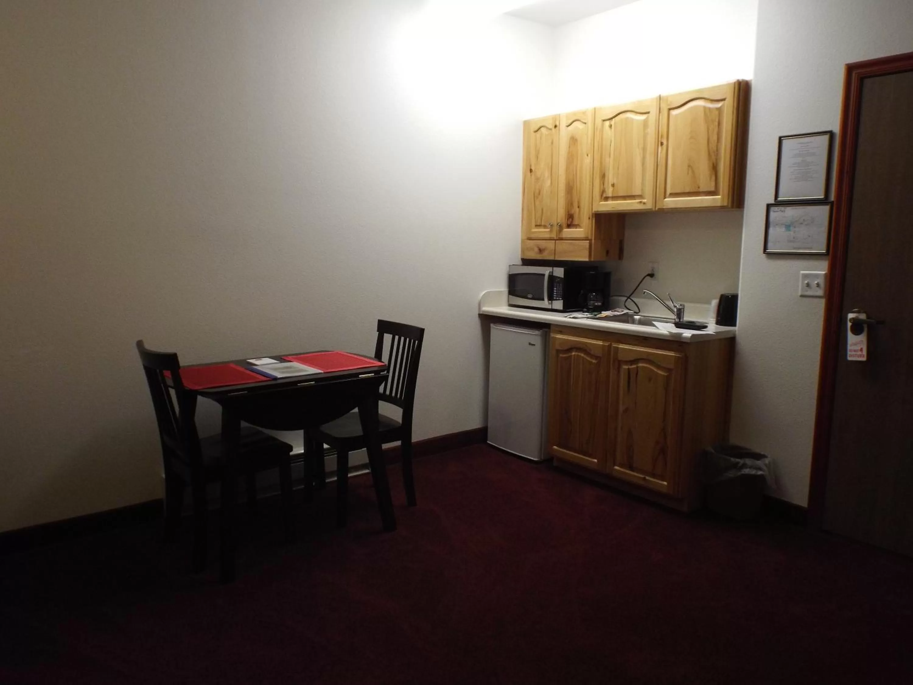 Living room, Kitchen/Kitchenette in Greenwood Village Inn & Suites