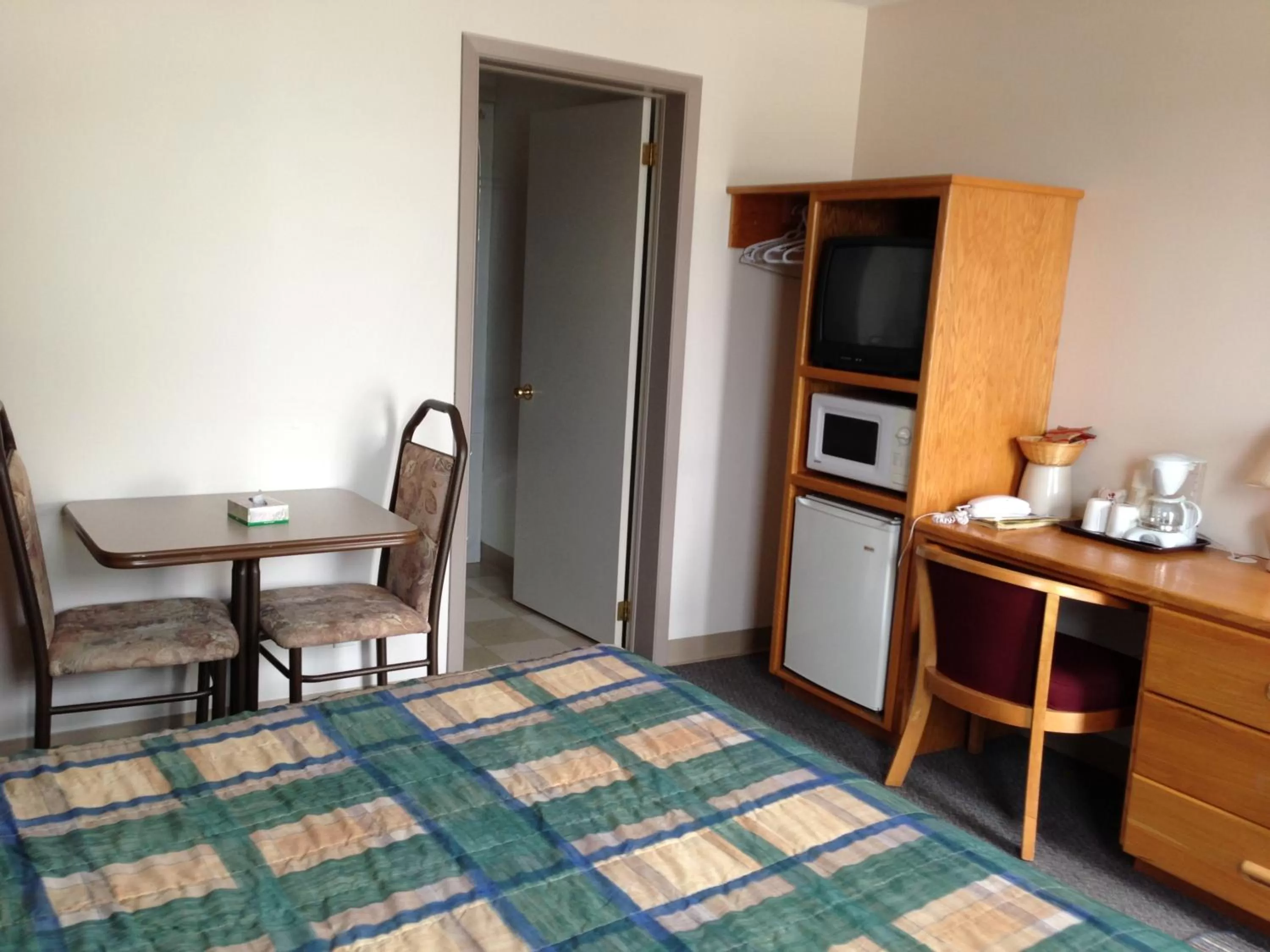 TV/Entertainment Center in Settler's Inn & Motel