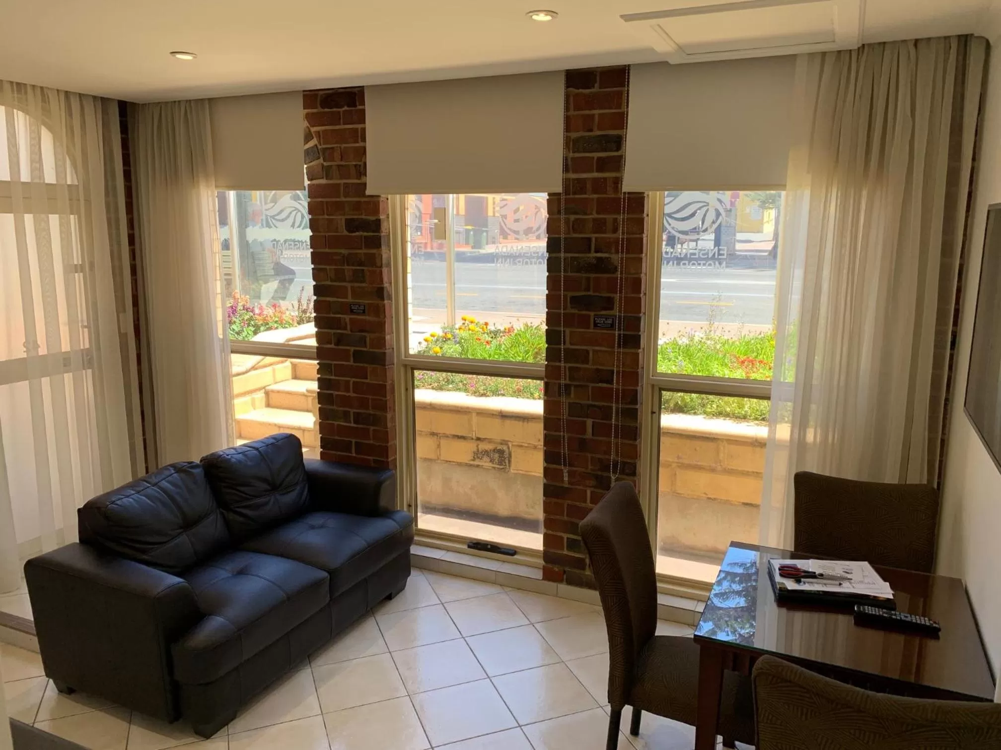 Living room in Ensenada Motor Inn and Suites