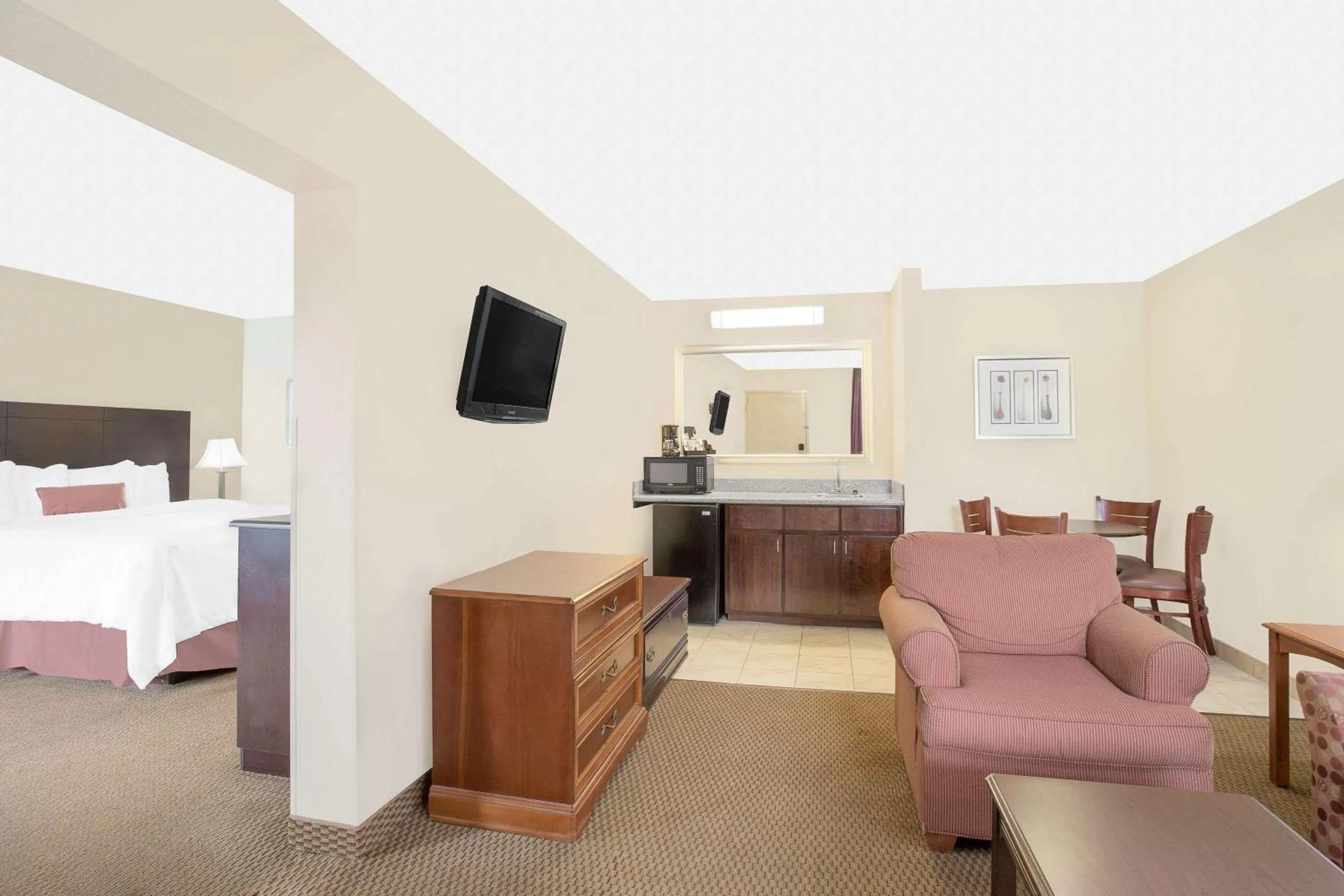 Photo of the whole room, Bed in Baymont by Wyndham Greenville