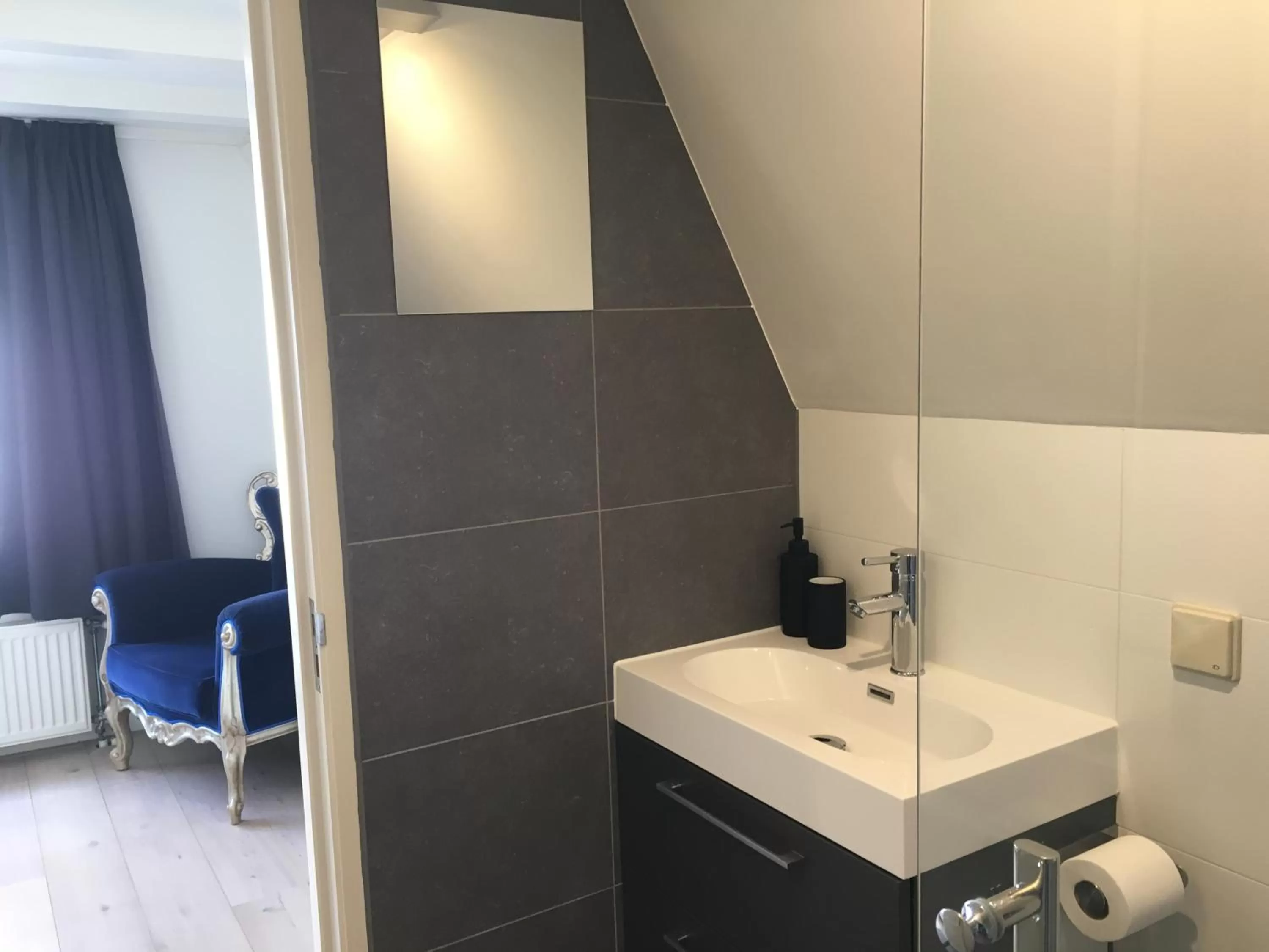 Bathroom in Nine Streets Inn