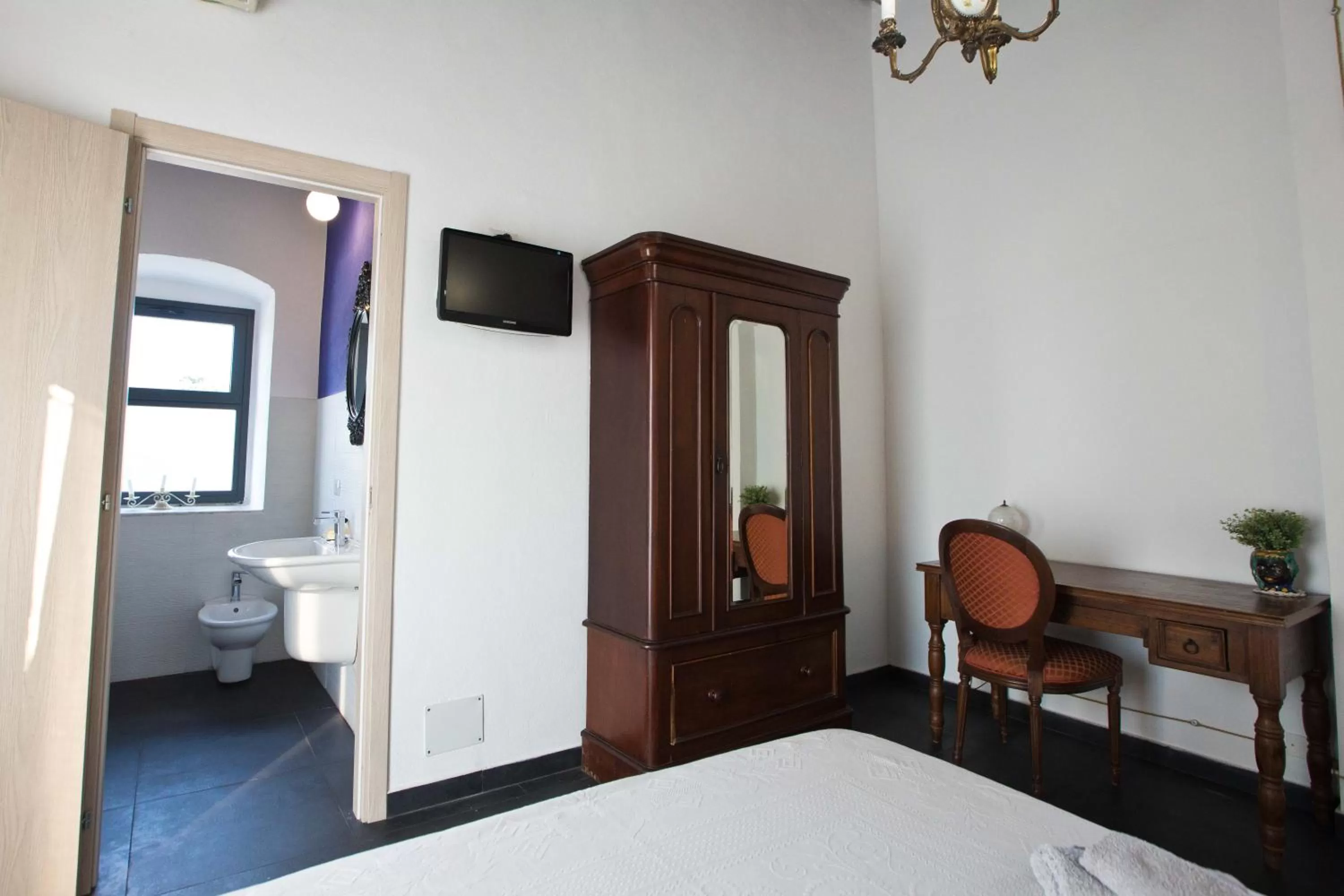 TV/Entertainment Center in Cosi Priziusi