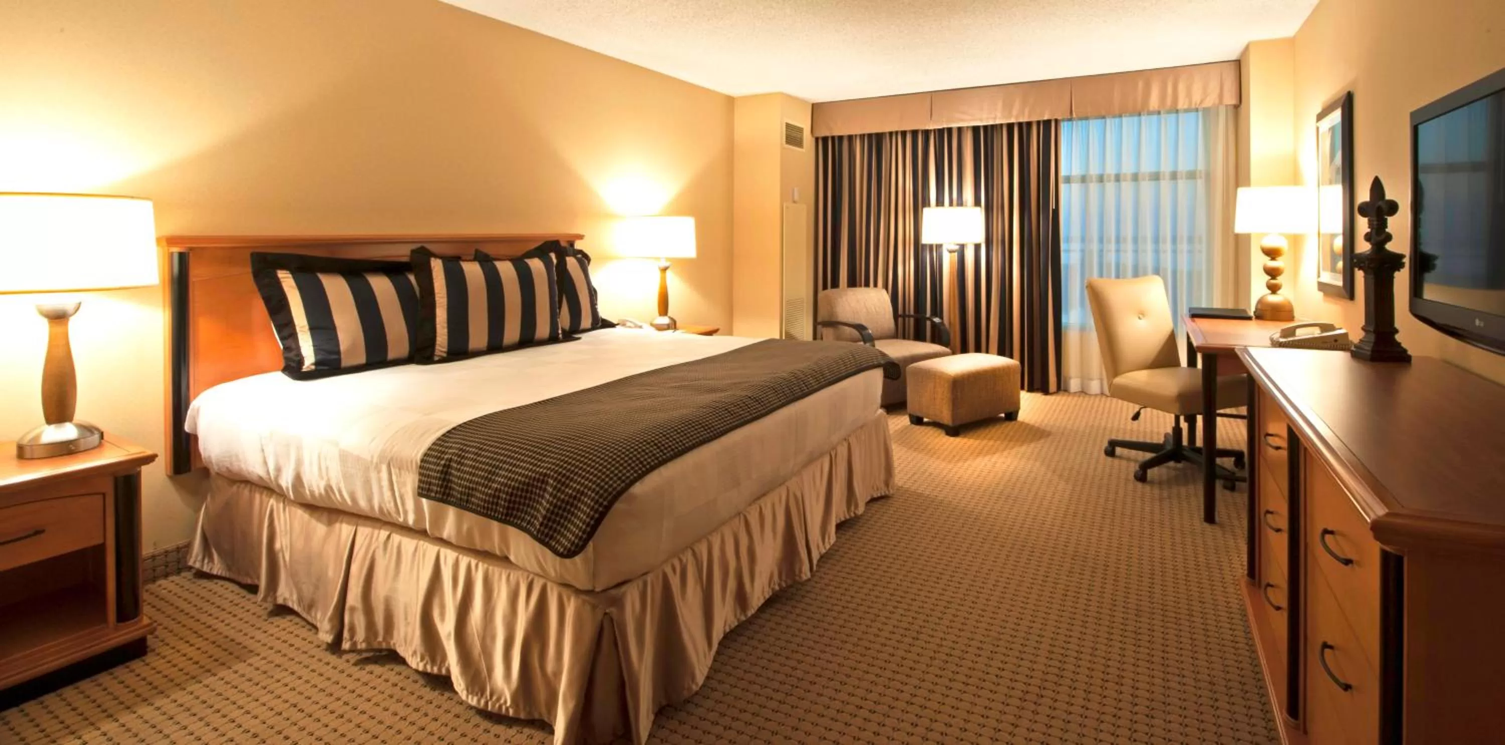 Photo of the whole room, Bed in Hollywood Casino Gulf Coast