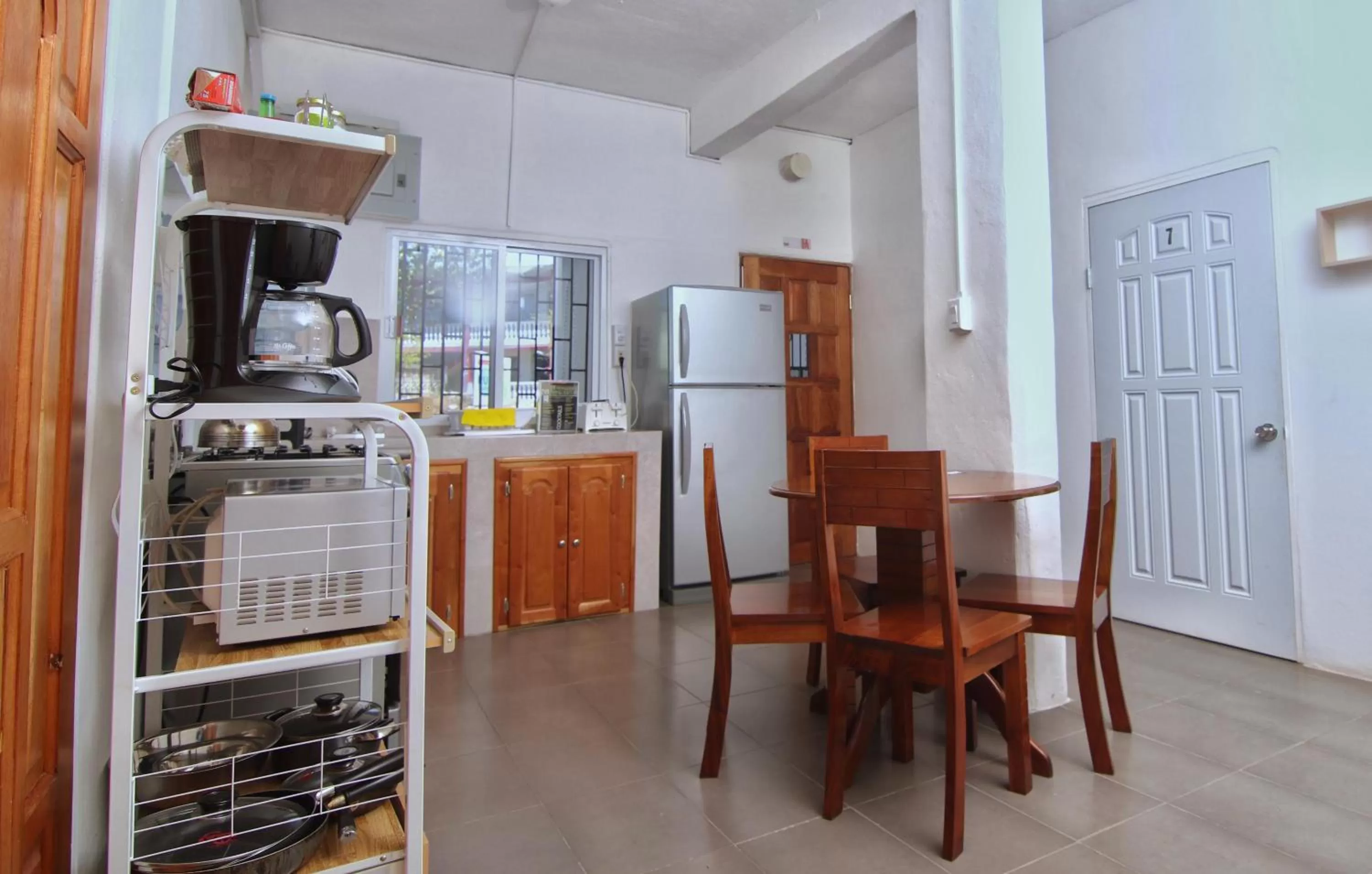 Communal kitchen, Kitchen/Kitchenette in Rainforest Haven Inn