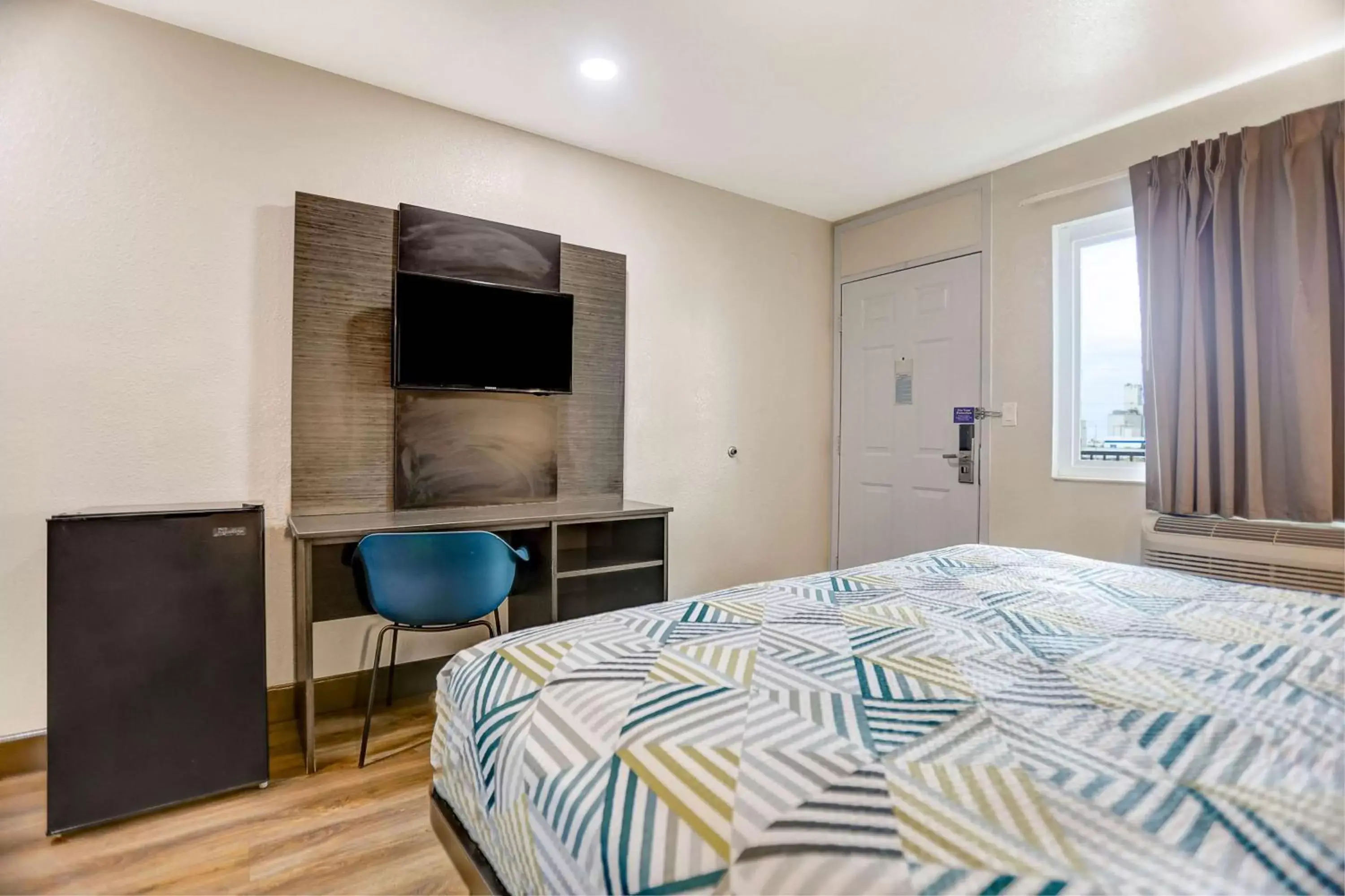 Deluxe King Room - single occupancy - Non-Smoking in Motel 6-San Bernardino, CA - South Deluxe King Room - single occupancy - Non-Smoking in Motel 6-San Bernardino, CA - South