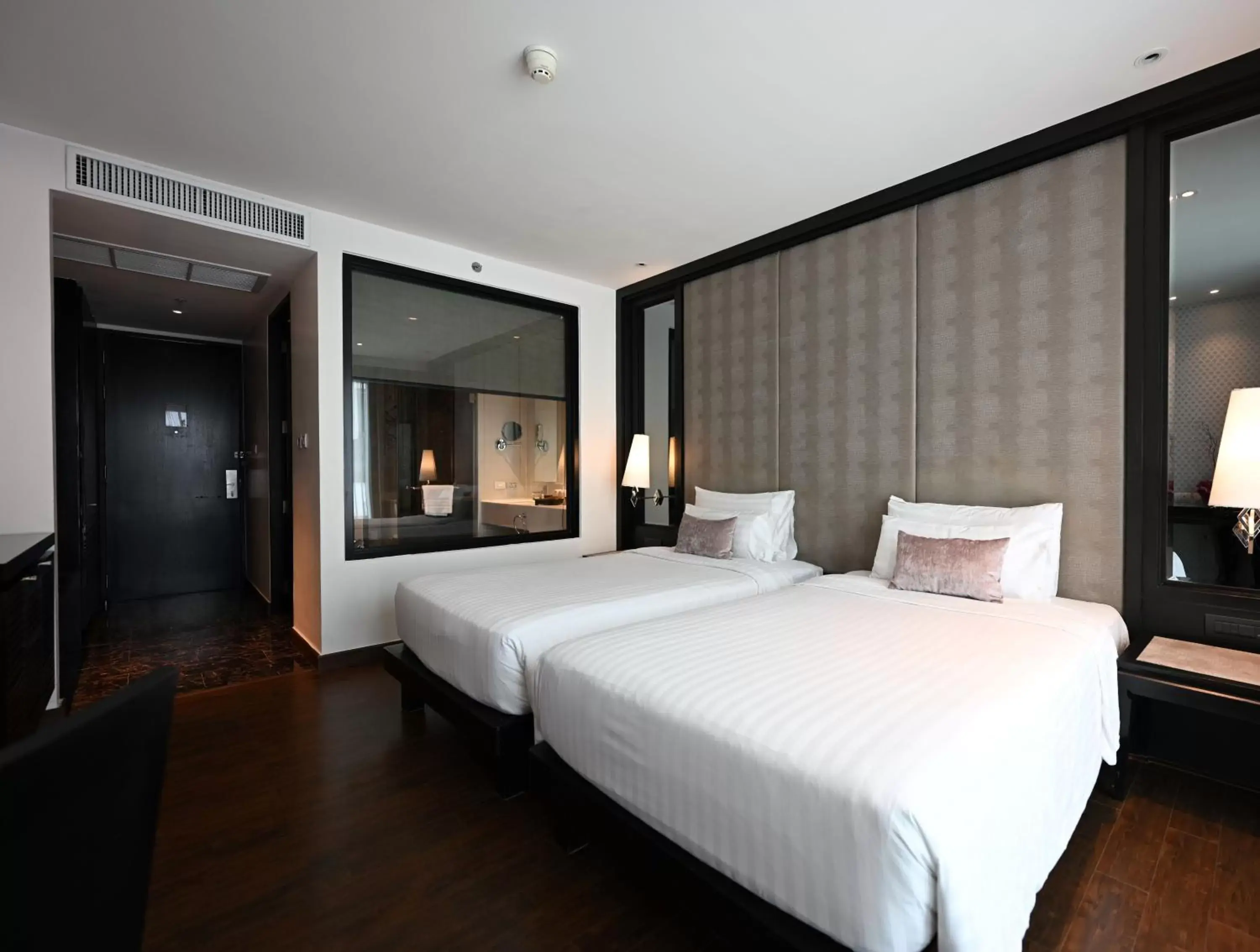 Executive Twin Room with Lounge Access in Mövenpick Hotel Sukhumvit 15 Bangkok Executive Twin Room with Lounge Access in Mövenpick Hotel Sukhumvit 15 Bangkok