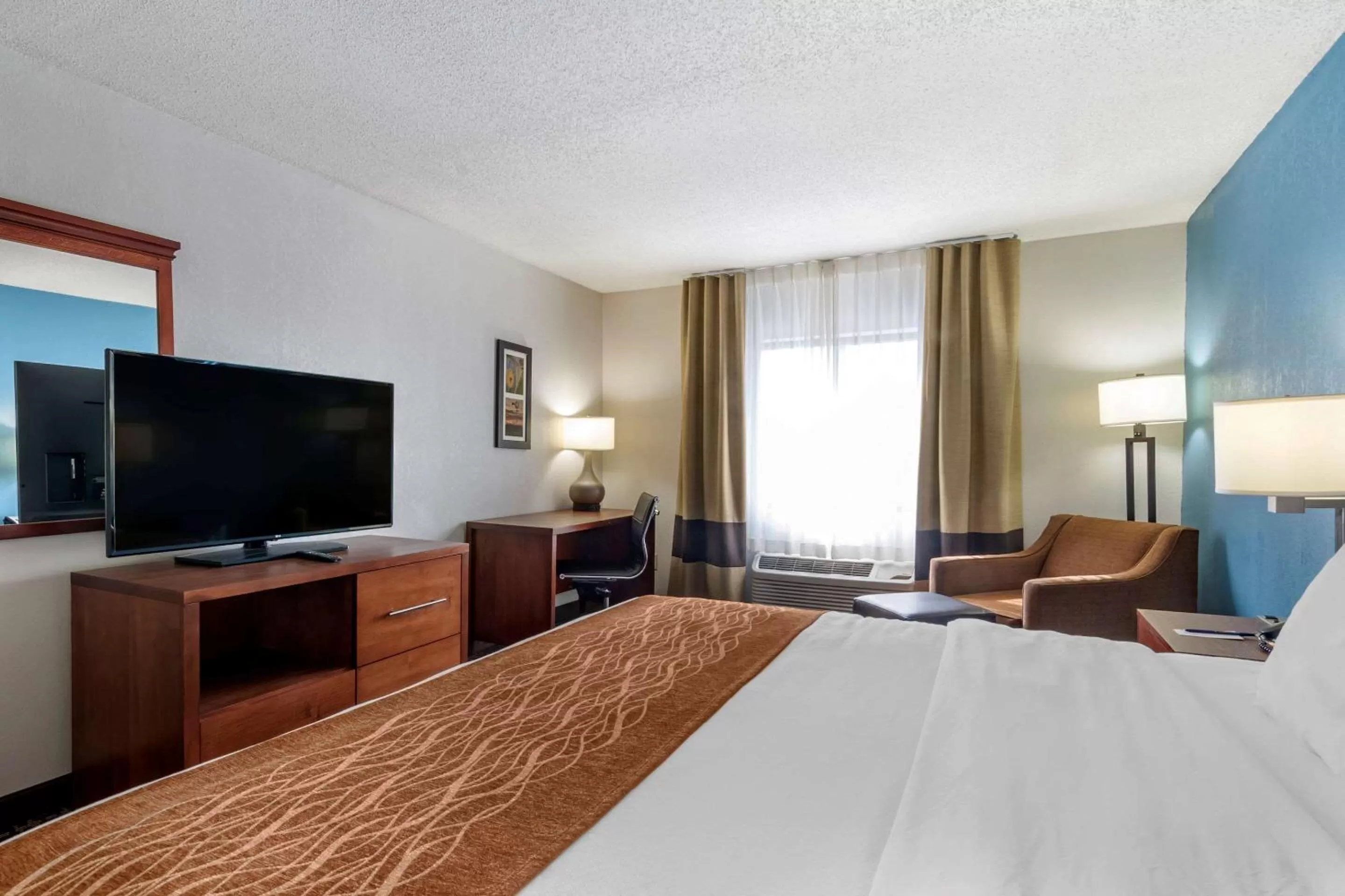 Photo of the whole room, Bed in Comfort Inn & Suites Lees Summit - Kansas City