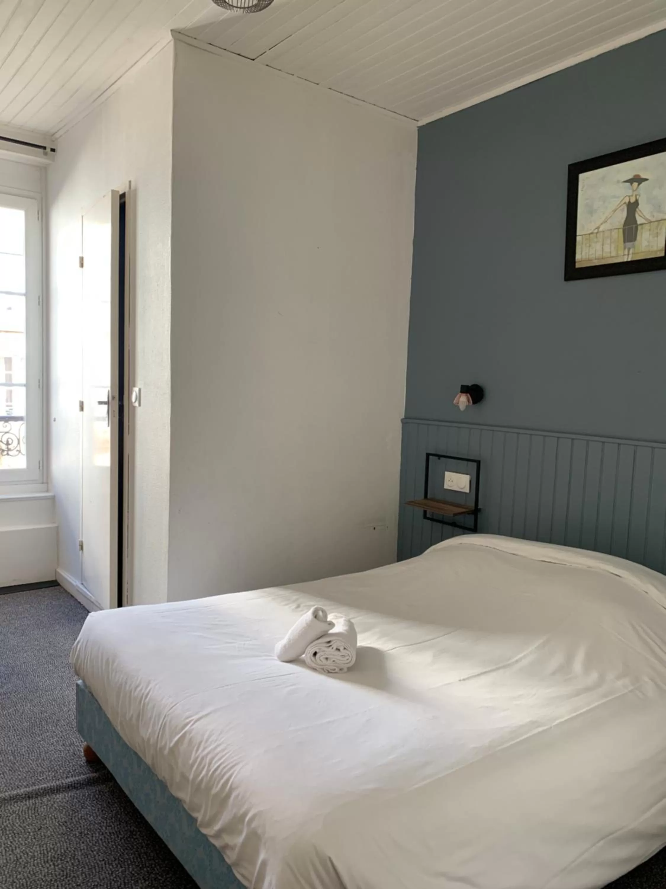 Photo of the whole room, Bed in Hôtel & Restaurant Le Patio VICHY