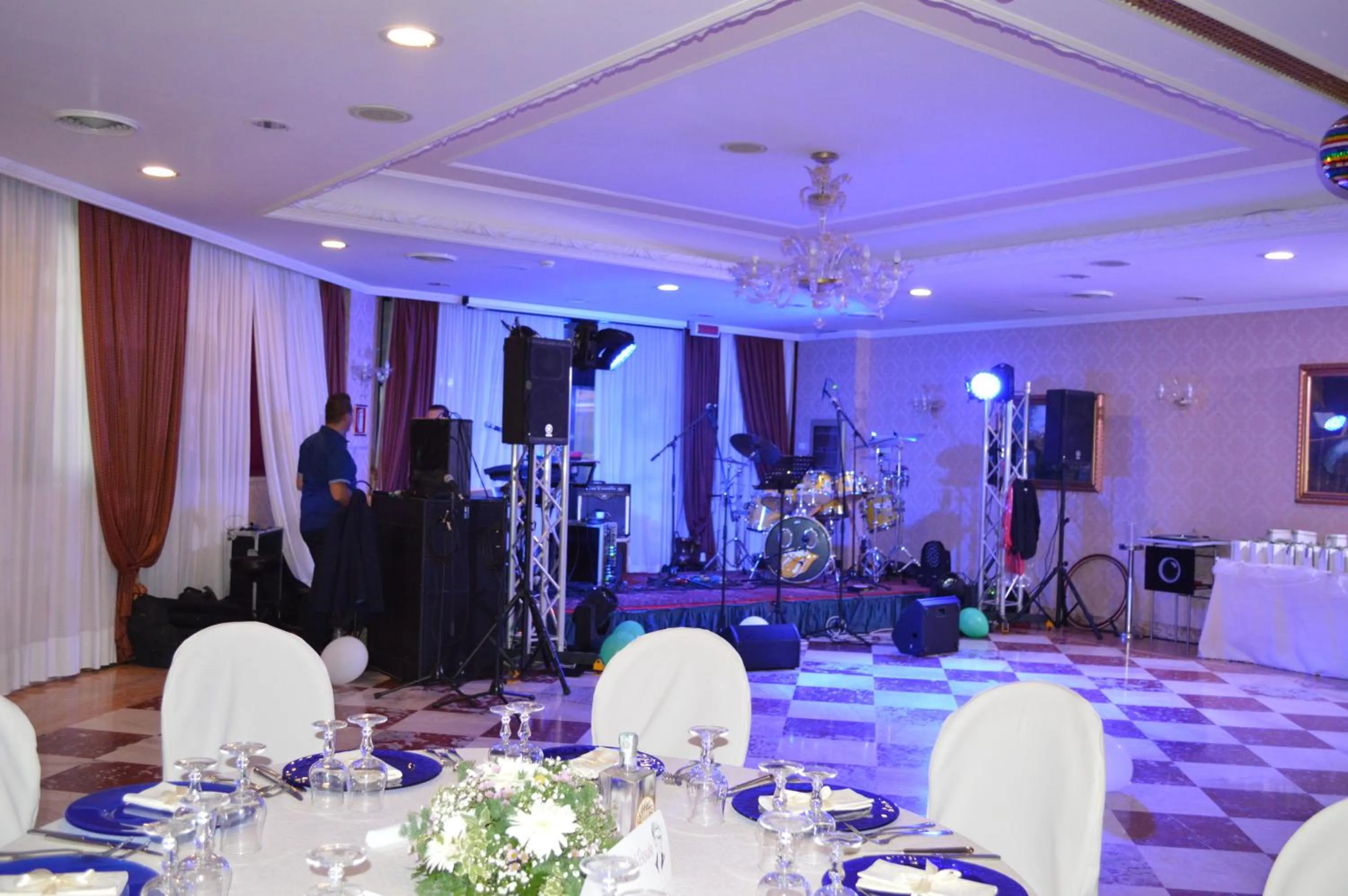 Restaurant/places to eat in Hotel Principe