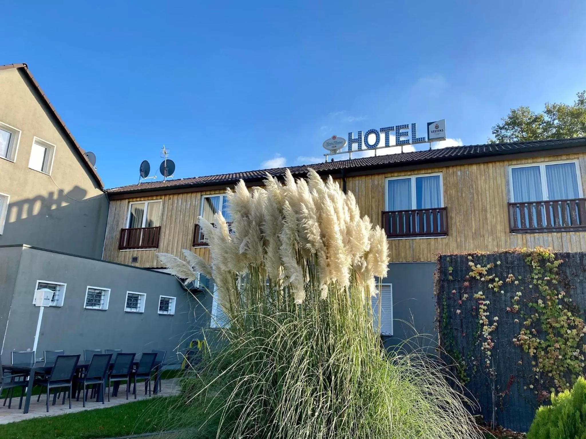 Property Building in Hotel Deluxe