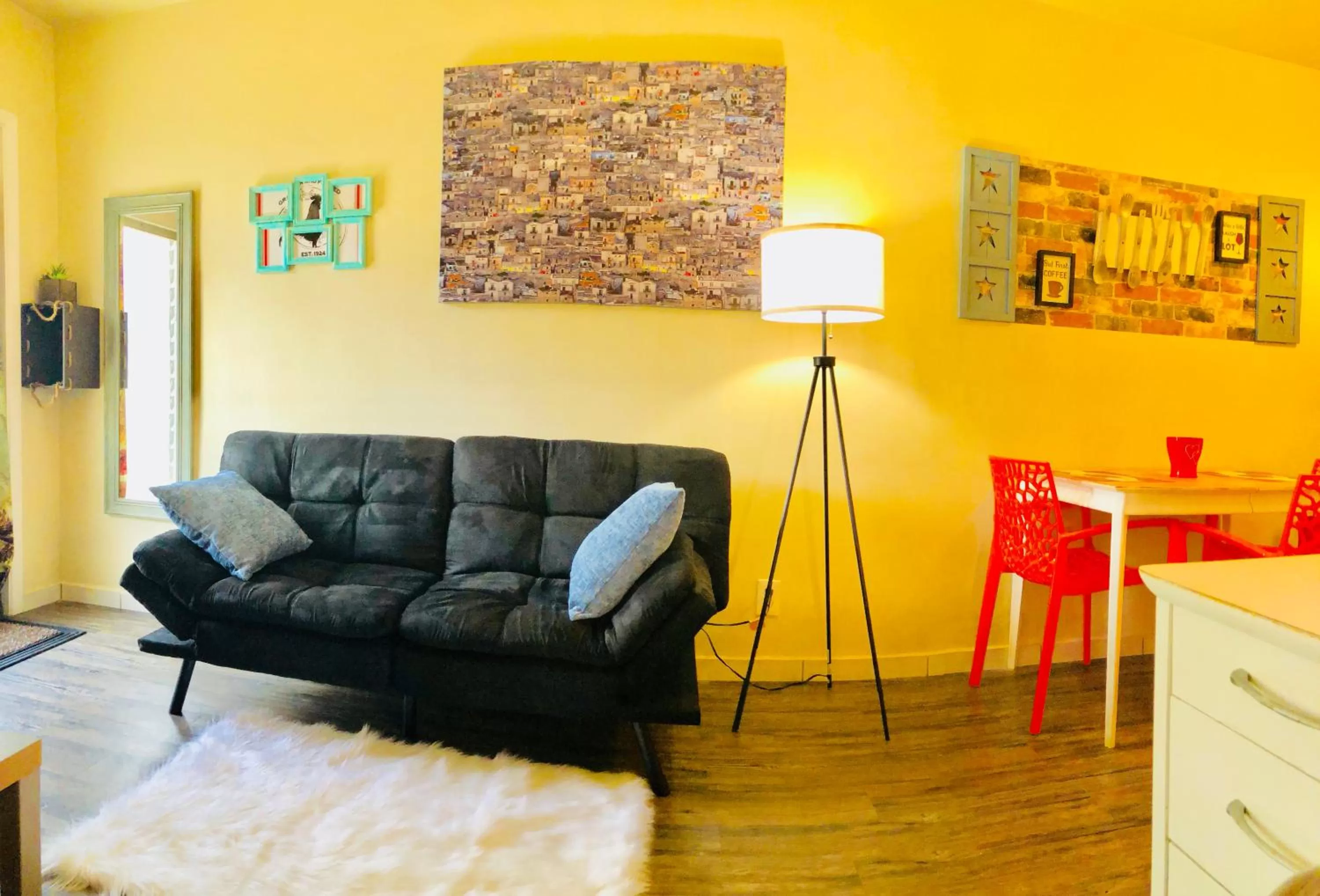 Living room in Hollywood Light Haven Lodge