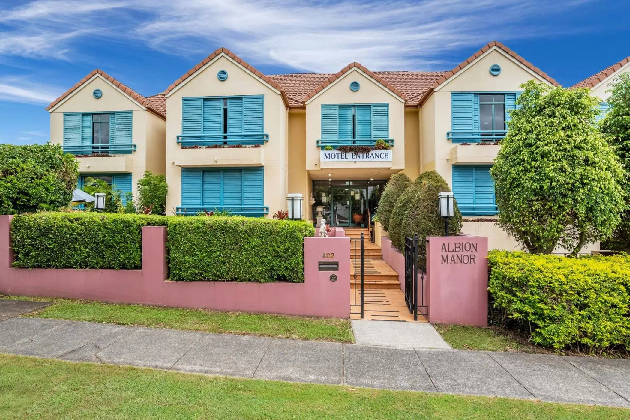 Facade/entrance in Albion Manor