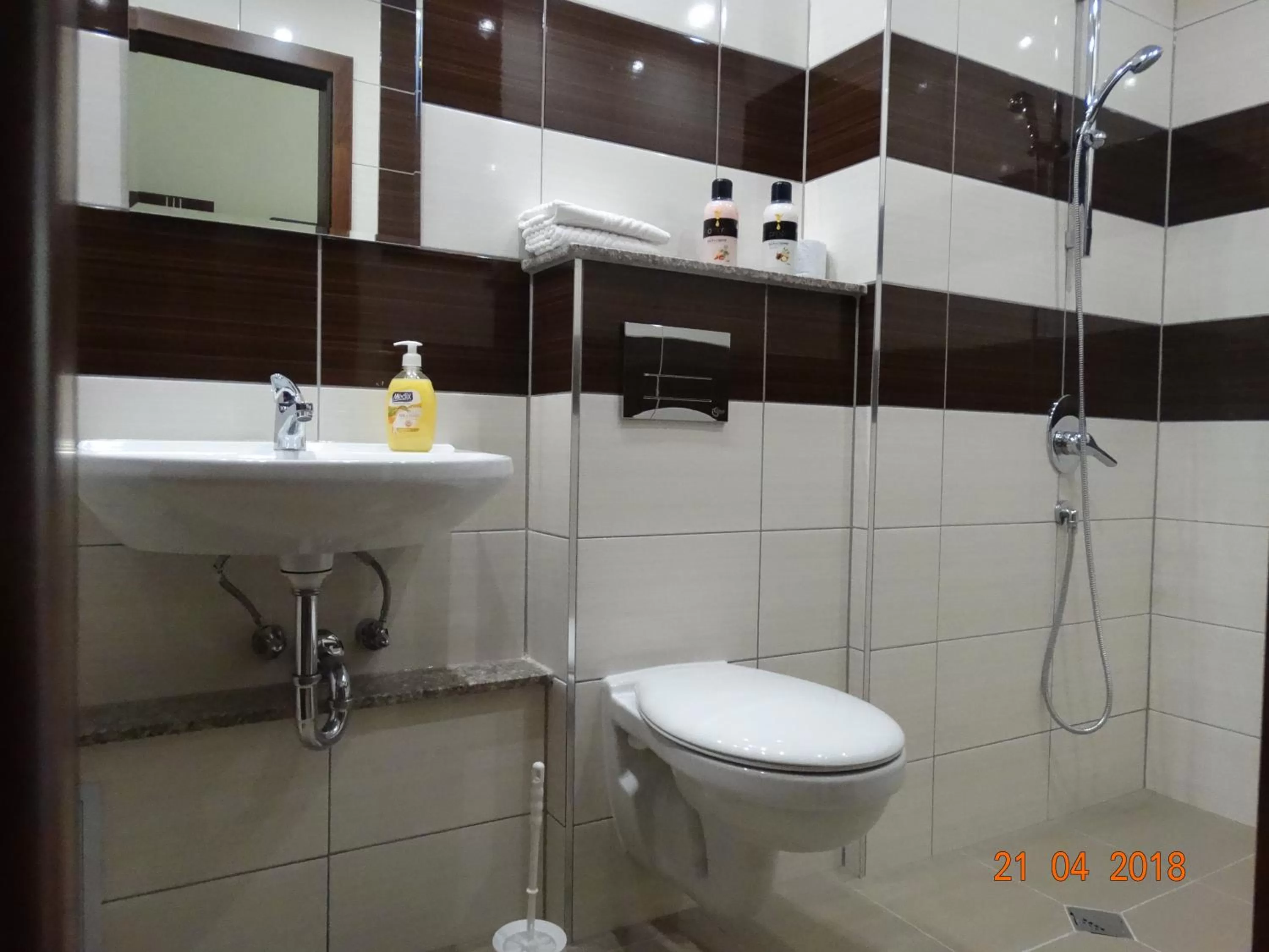 Shower in Hotel Lago Peshtera