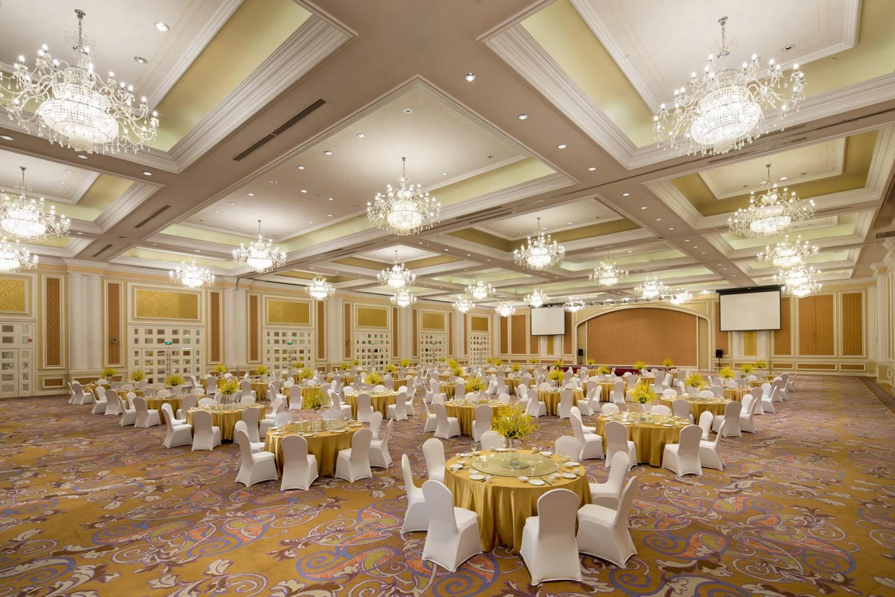 Meeting/conference room in Crowne Plaza Ocean Spring Resort by IHG