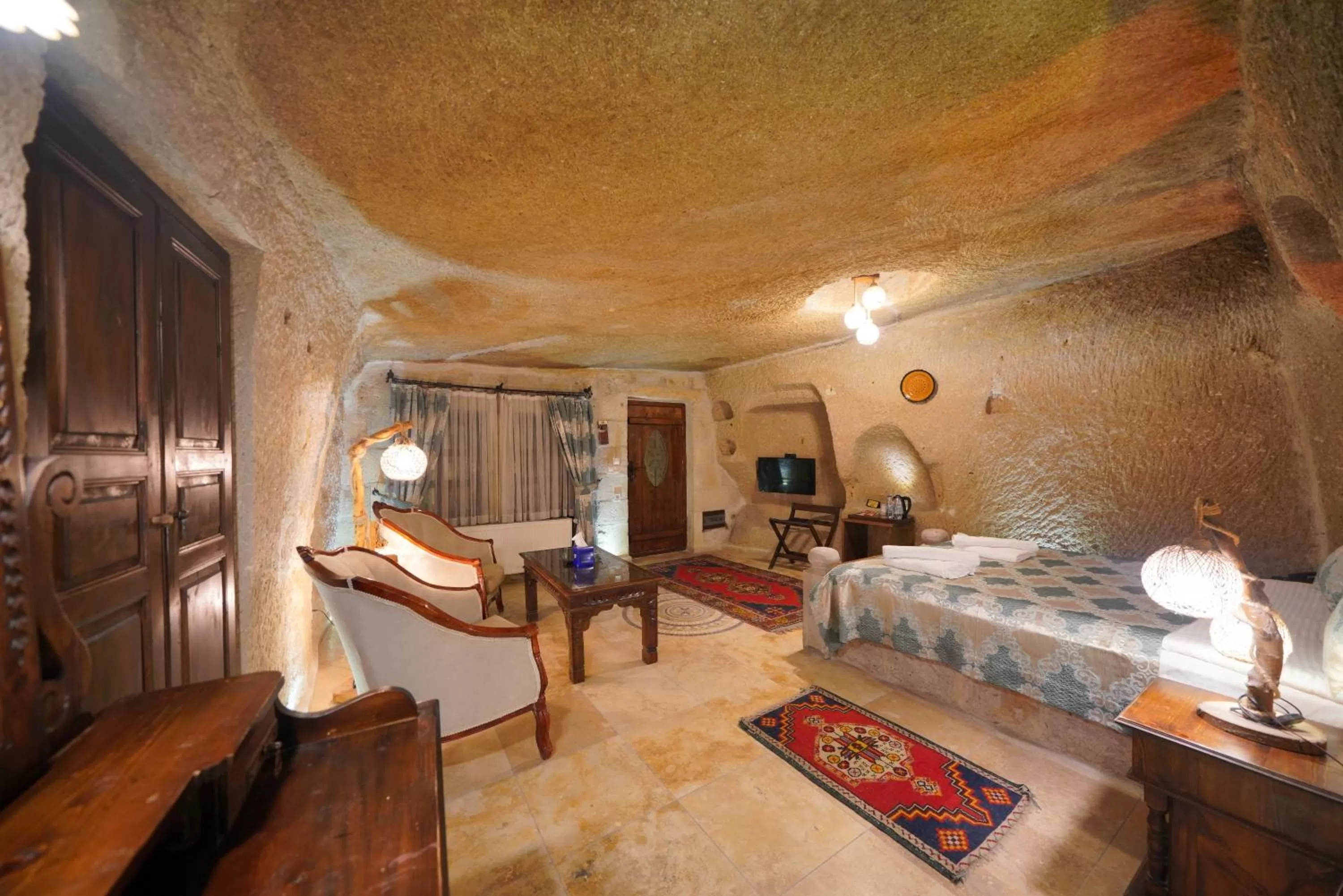 Bed in Shoestring Cave House