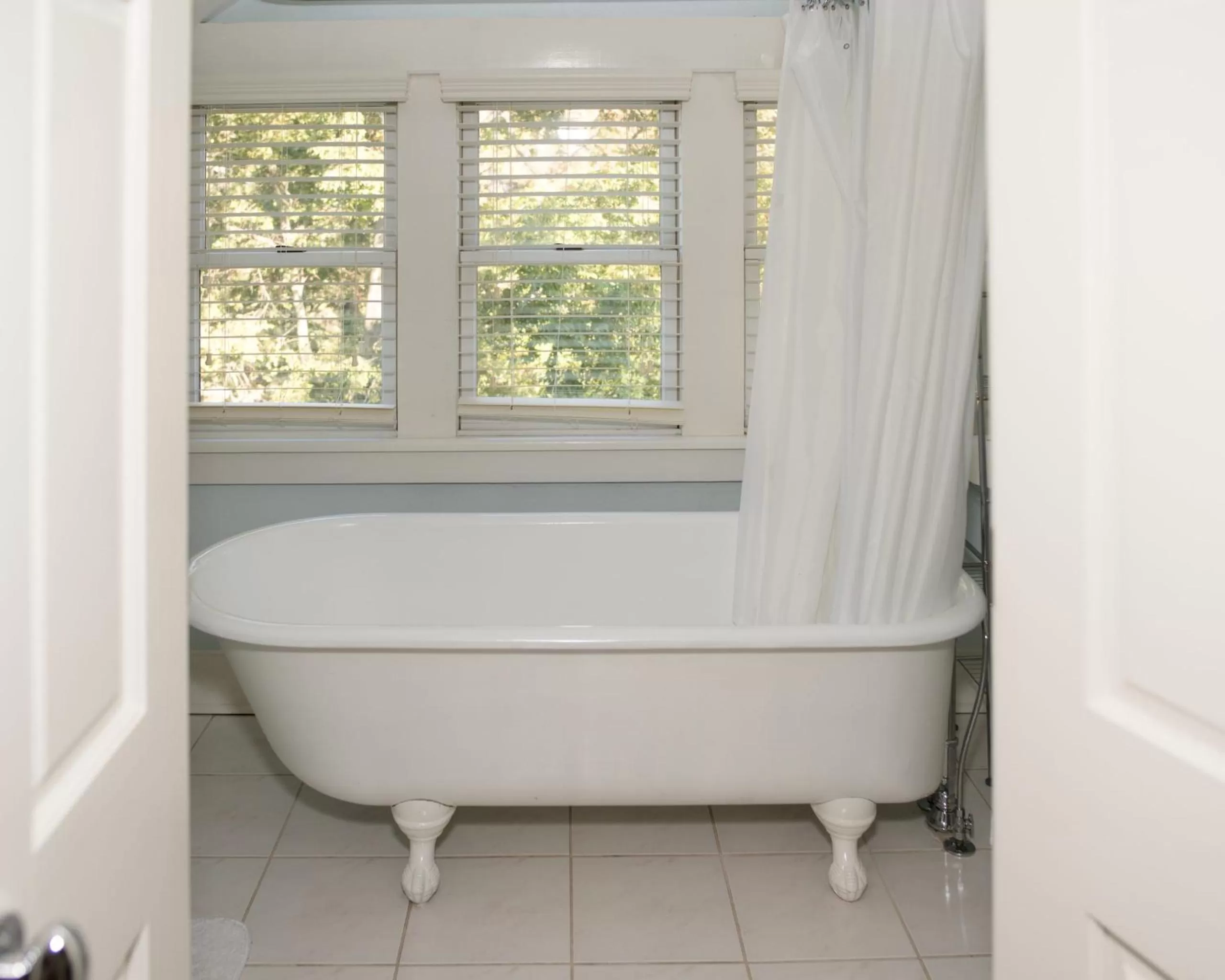 Bathroom in Dickson Street Bed & Breakfast