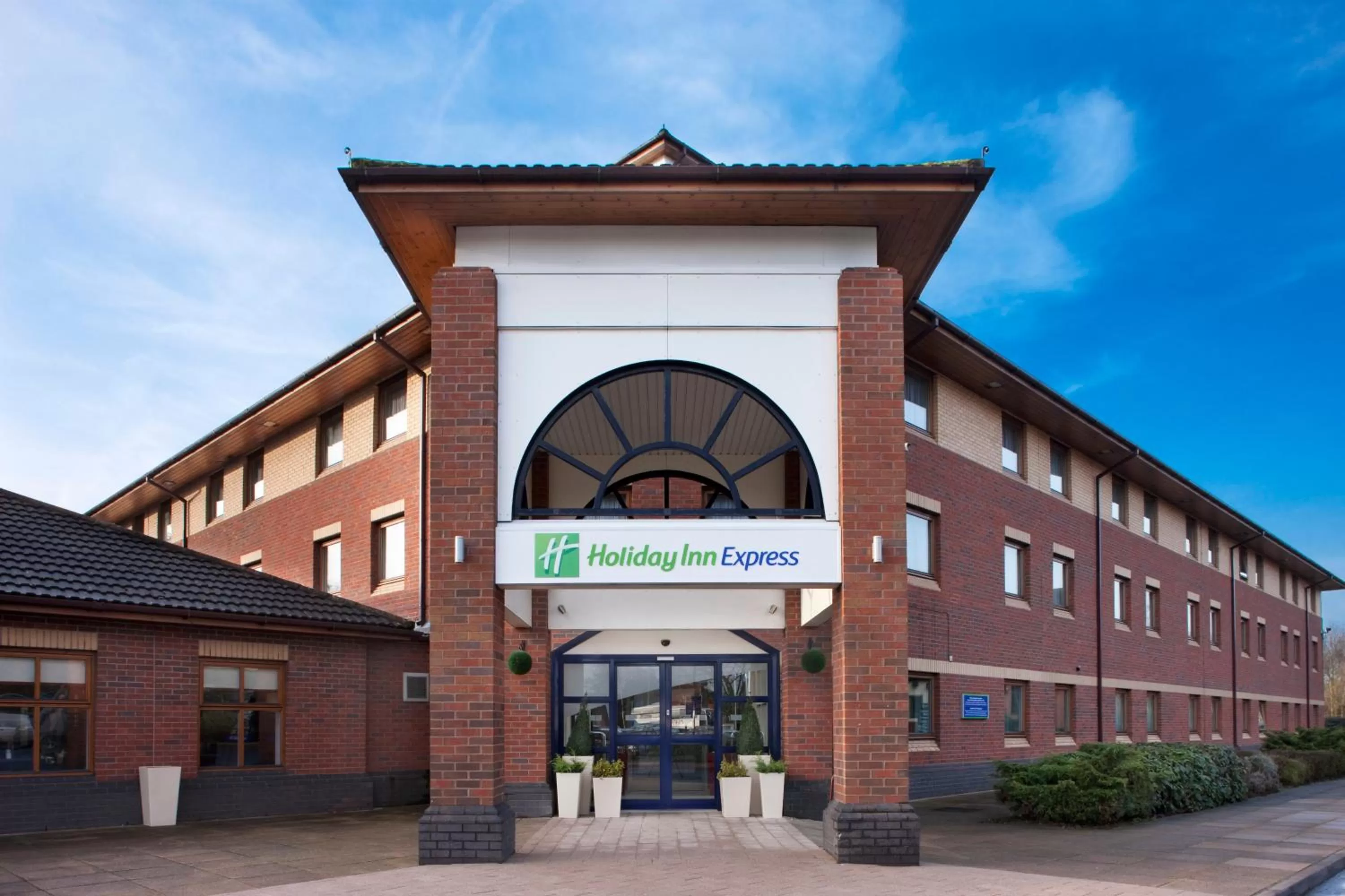 Property building in Holiday Inn Express Warwick - Stratford-upon-Avon by IHG