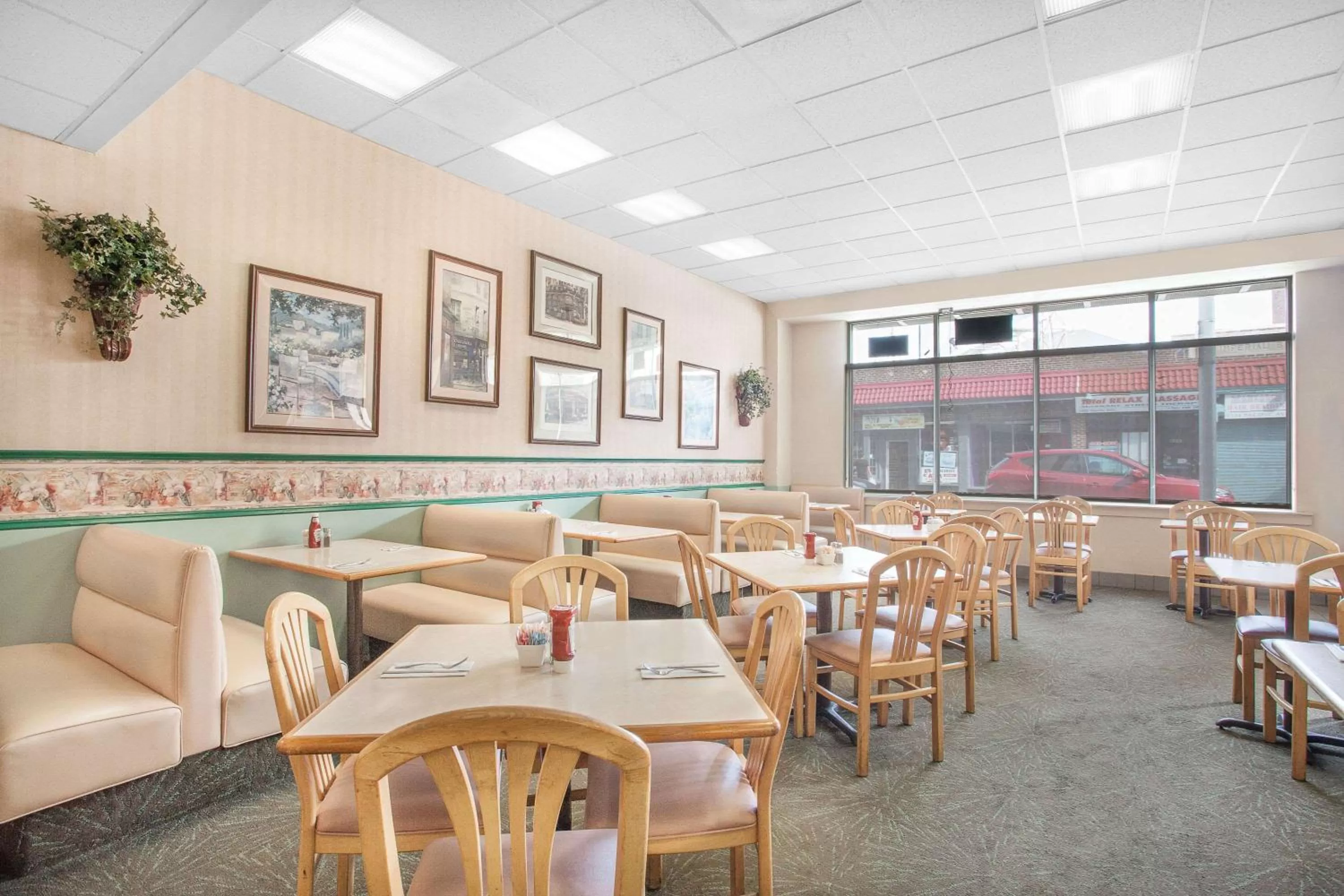 Restaurant/places to eat in Howard Johnson by Wyndham Atlantic City