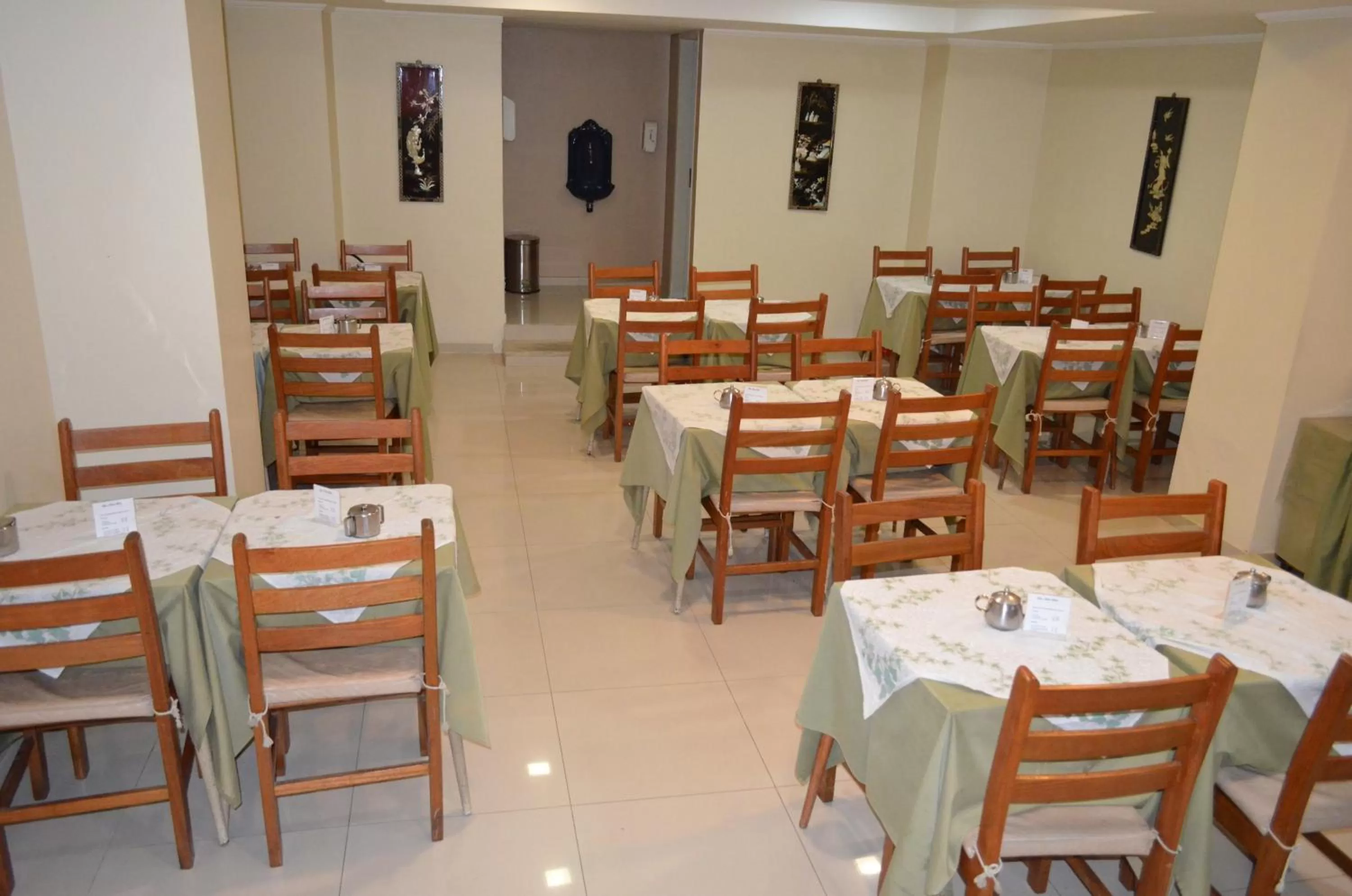 Restaurant/places to eat in Lux Hotel