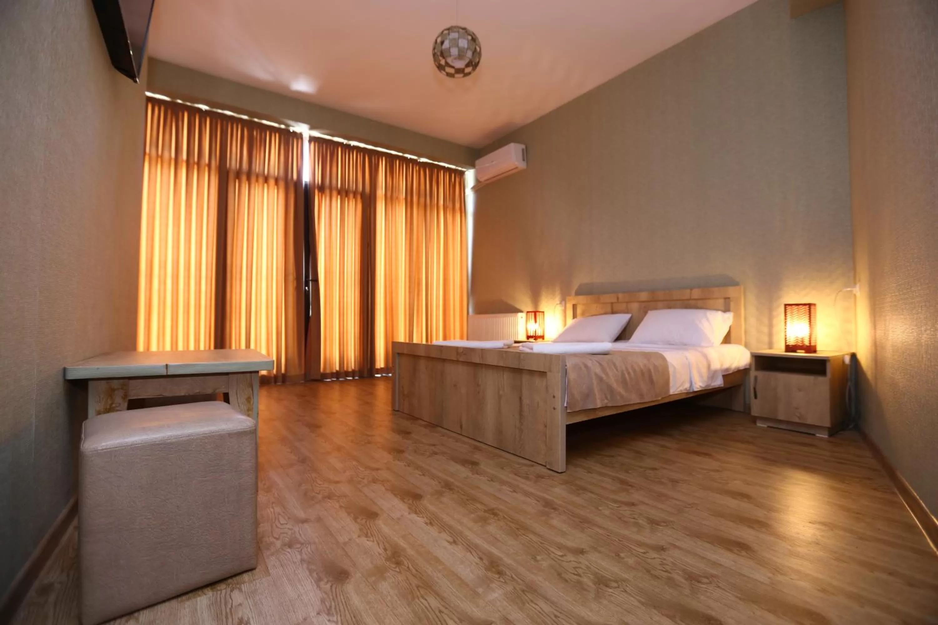 Bedroom, Bed in Hotel Traveler