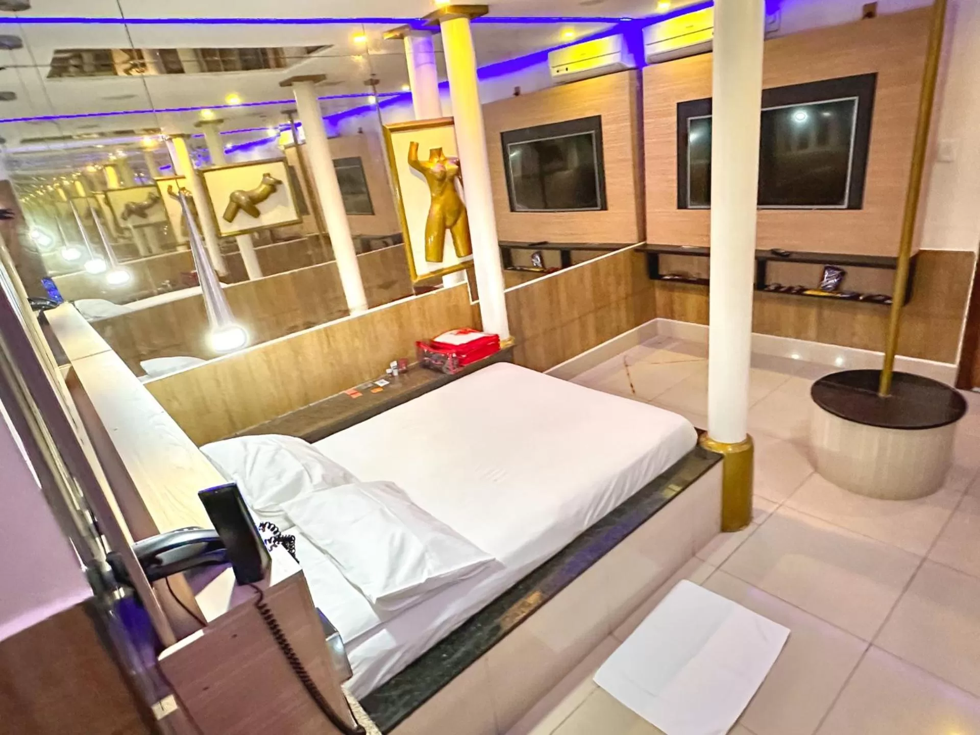 Bed in Shopping Motel