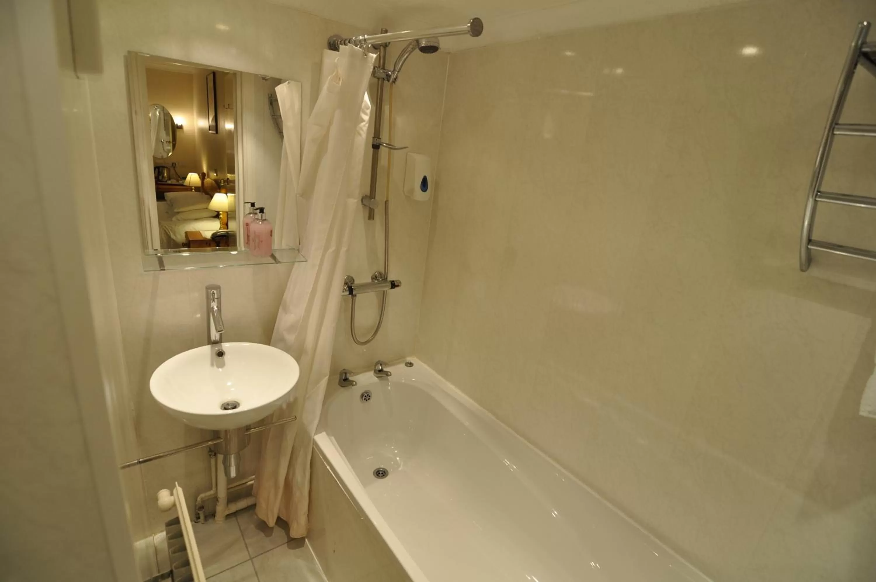 Bathroom in The Roundabout Hotel