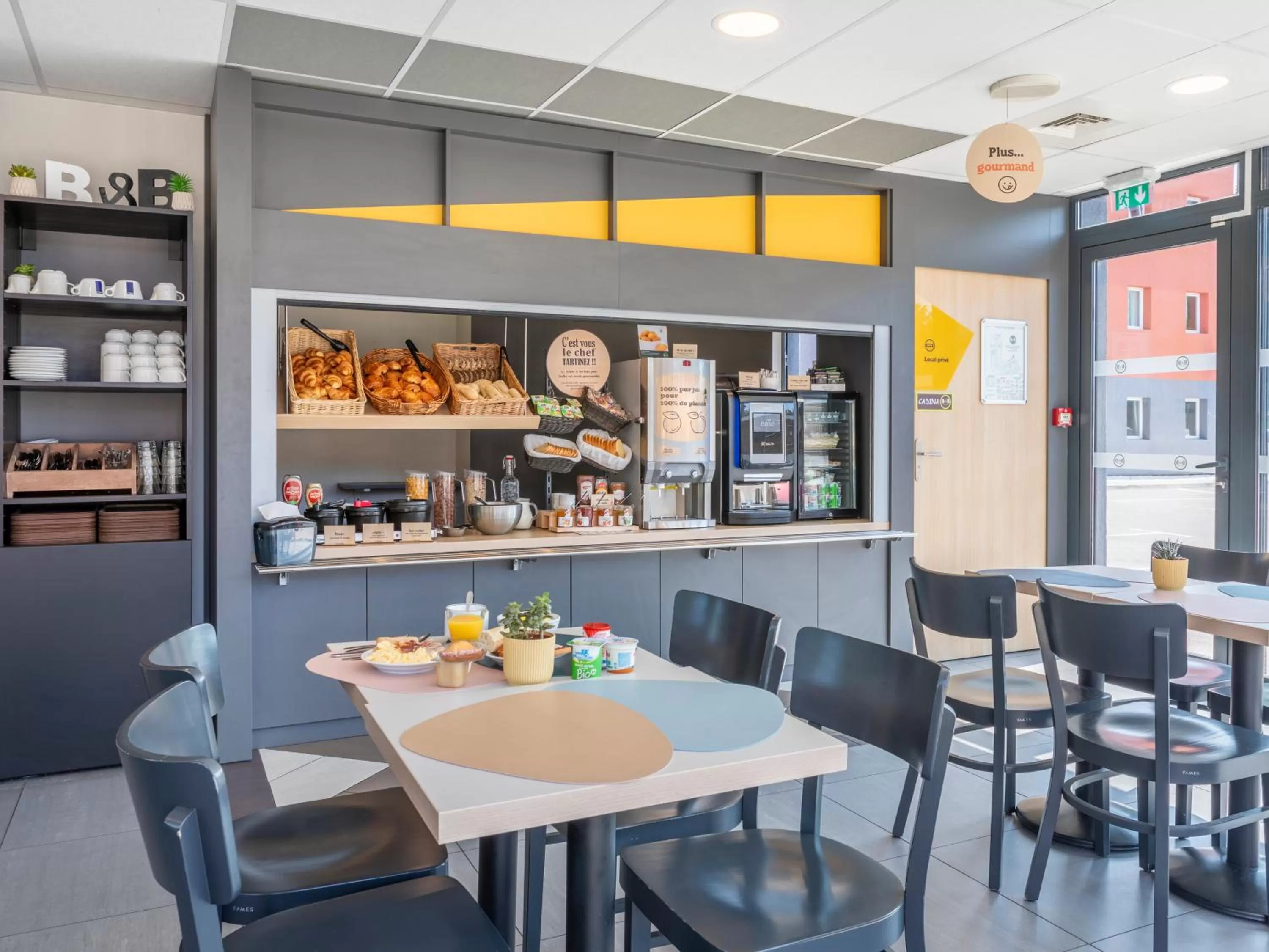 Buffet breakfast in B&B HOTEL Aix en Provence Venelles