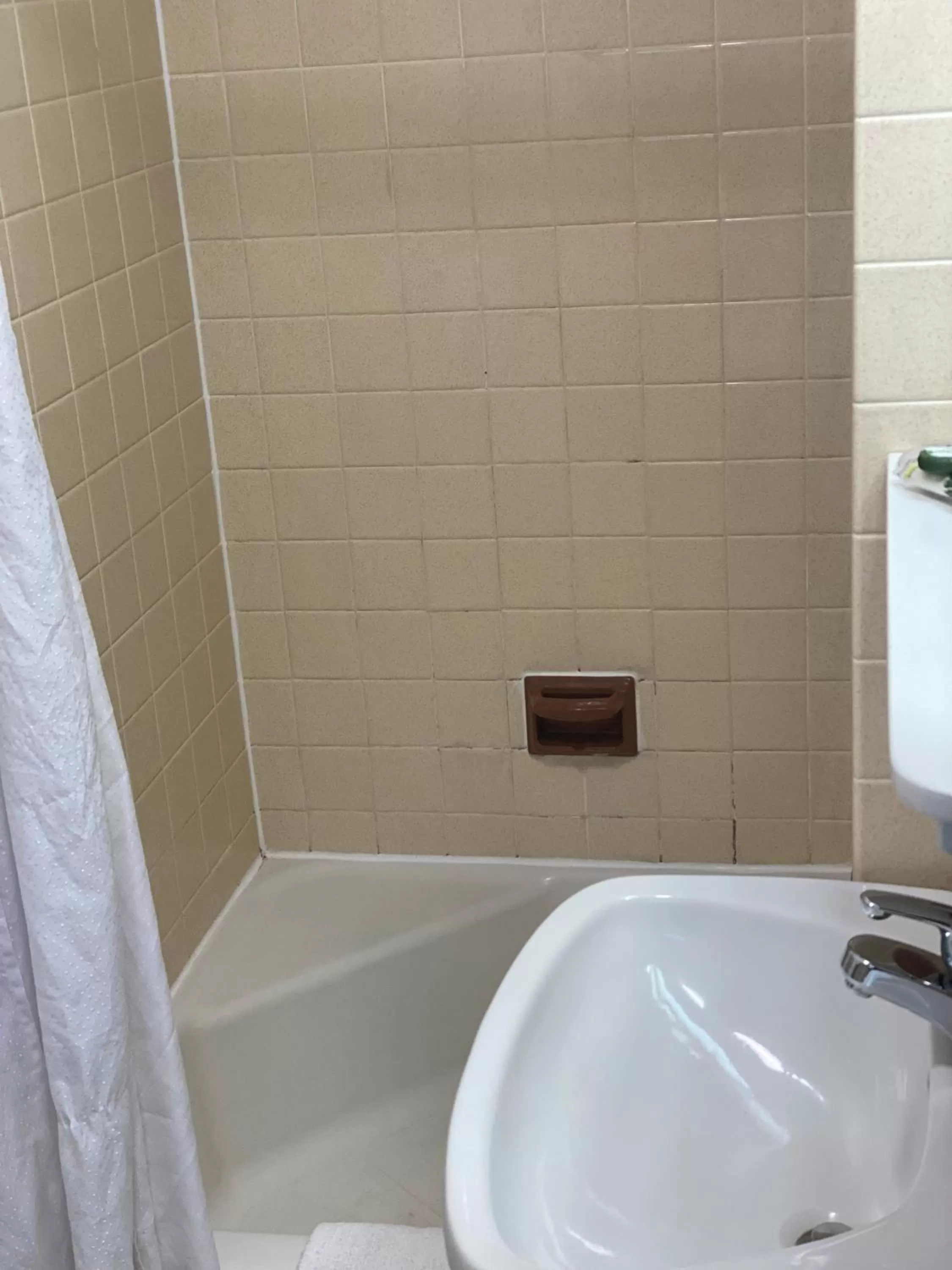 Bathroom in White Rose Motel - Hershey