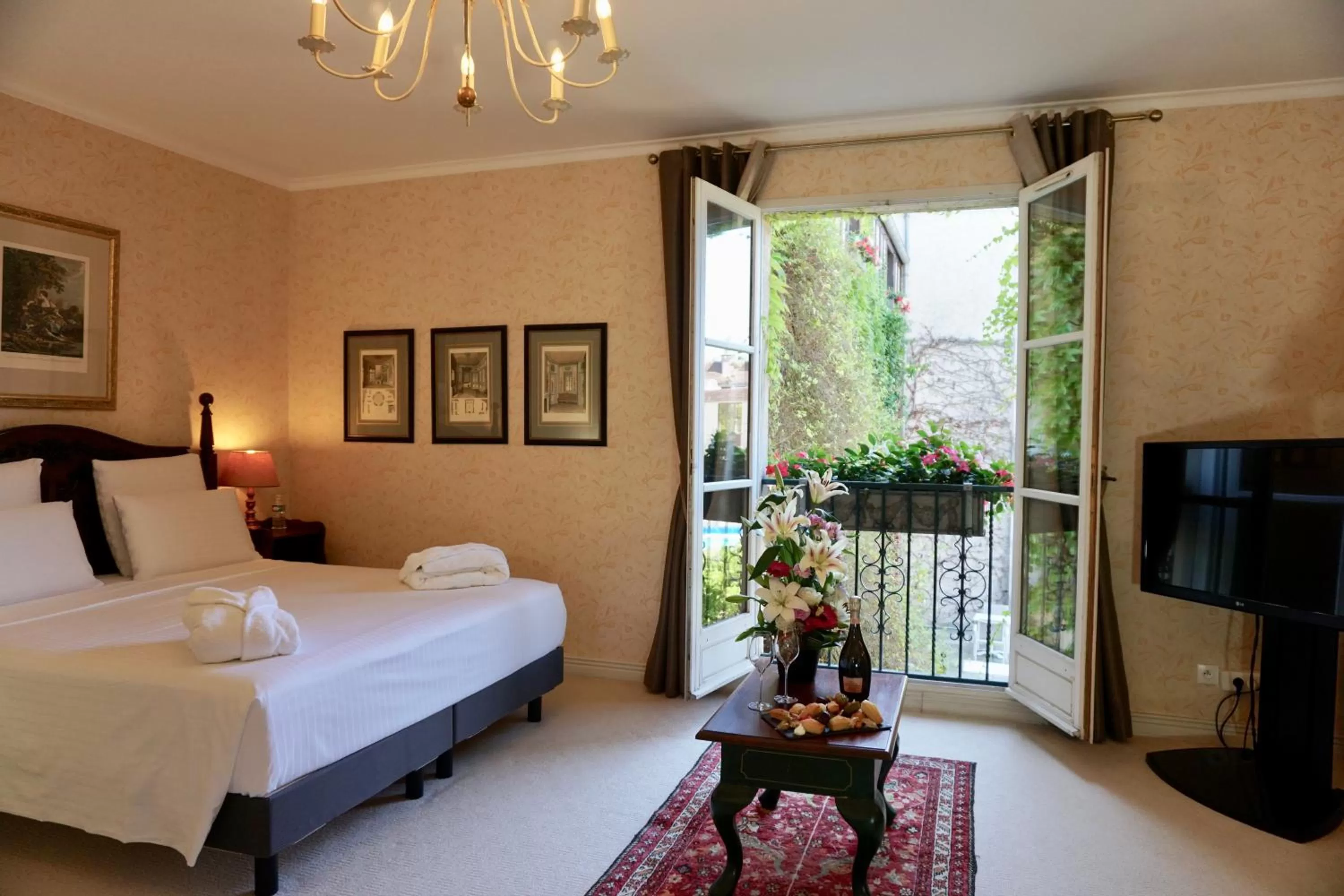 Photo of the whole room, Bed in Le Manoir de Gressy