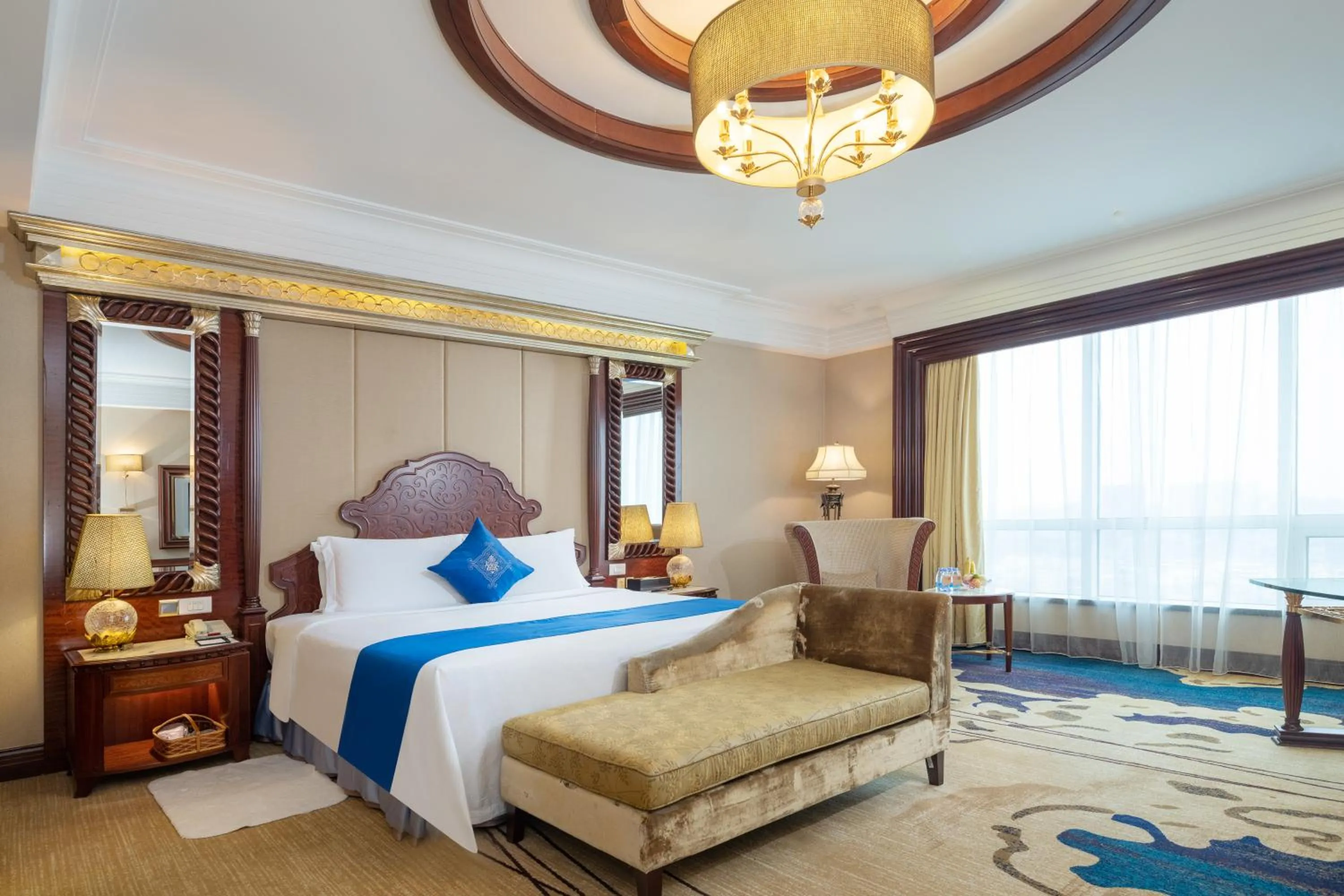 Photo of the whole room, Bed in Regal Palace Hotel