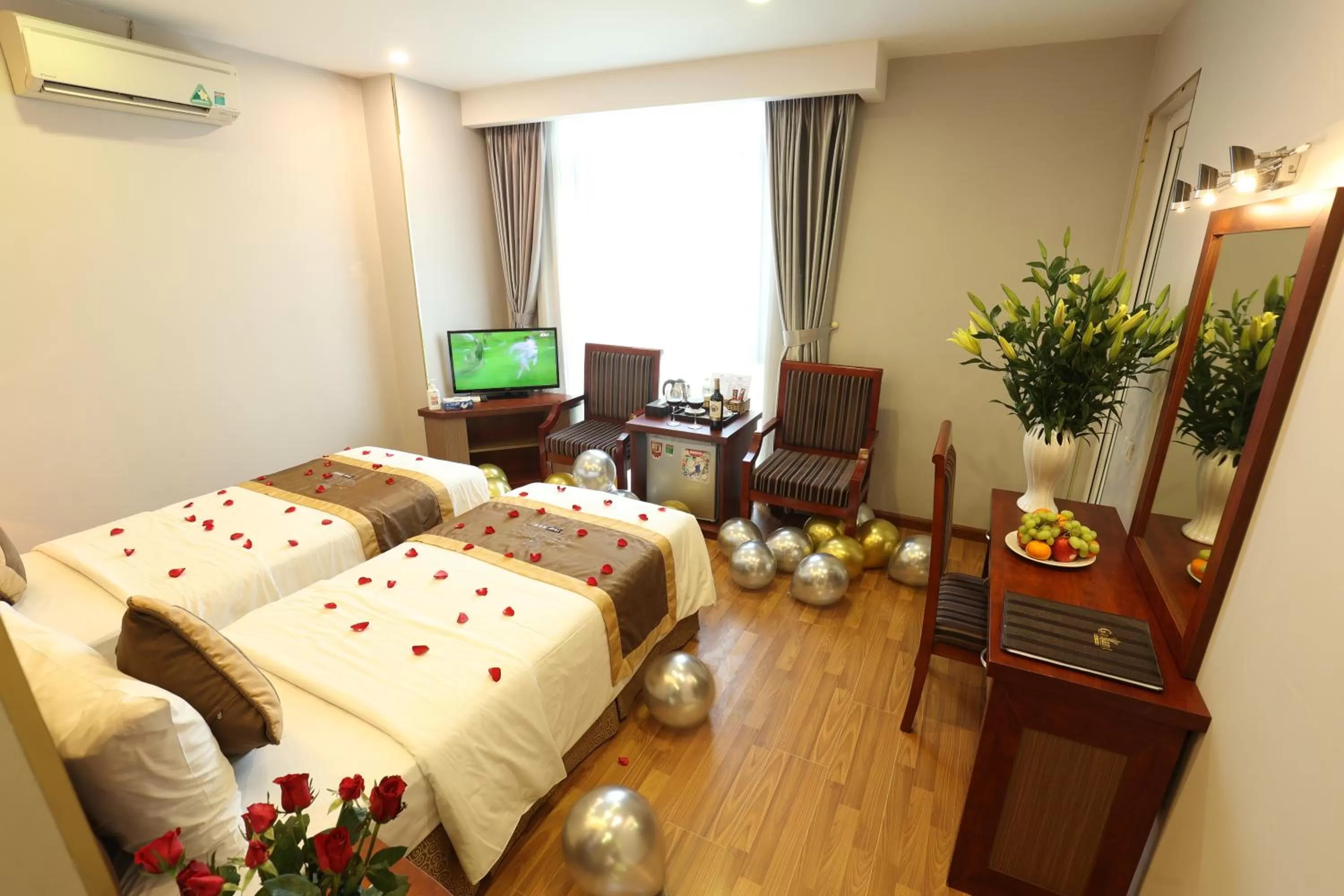 Communal lounge/ TV room, Bed in Gallant Hotel