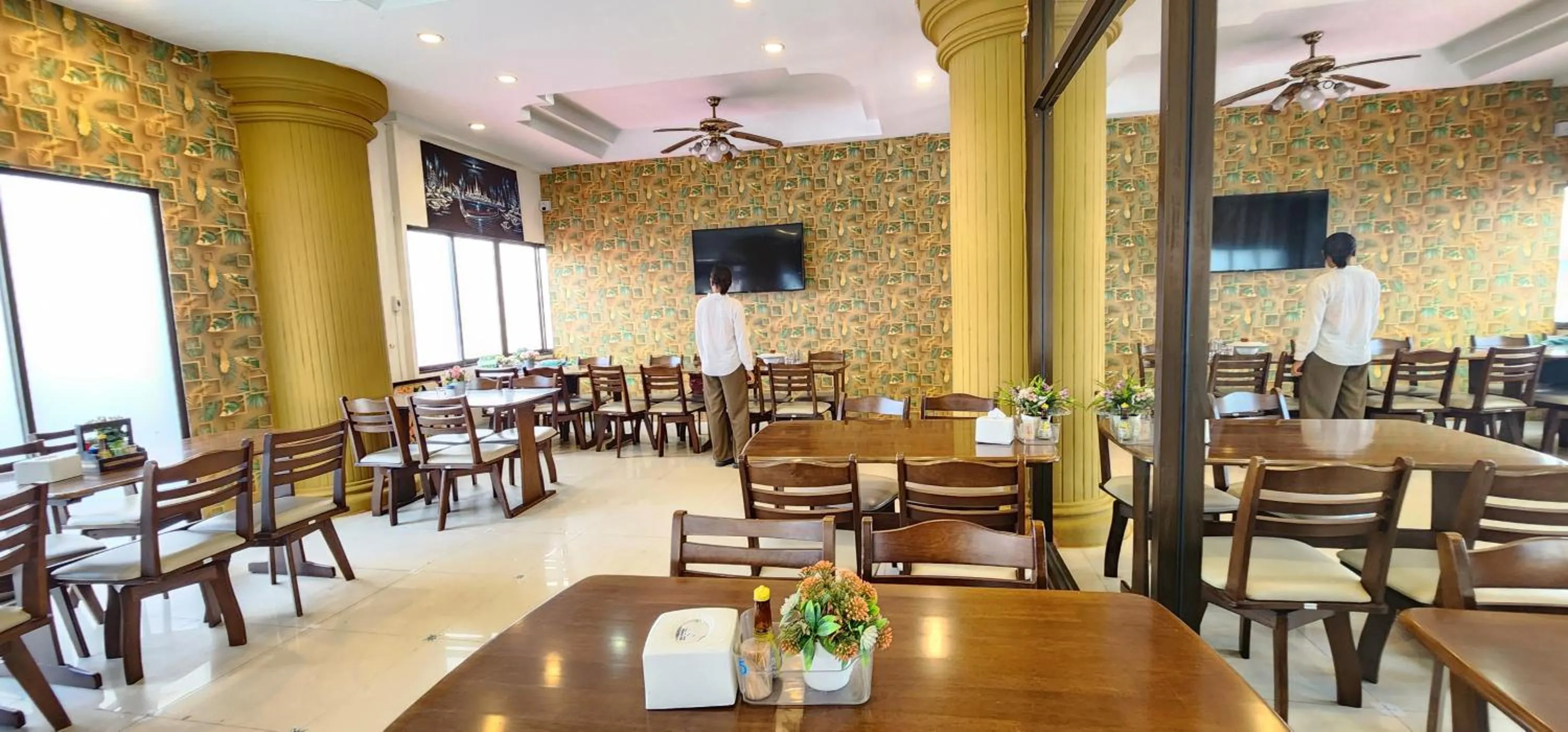 Restaurant/places to eat in Royal Sweet Hotel