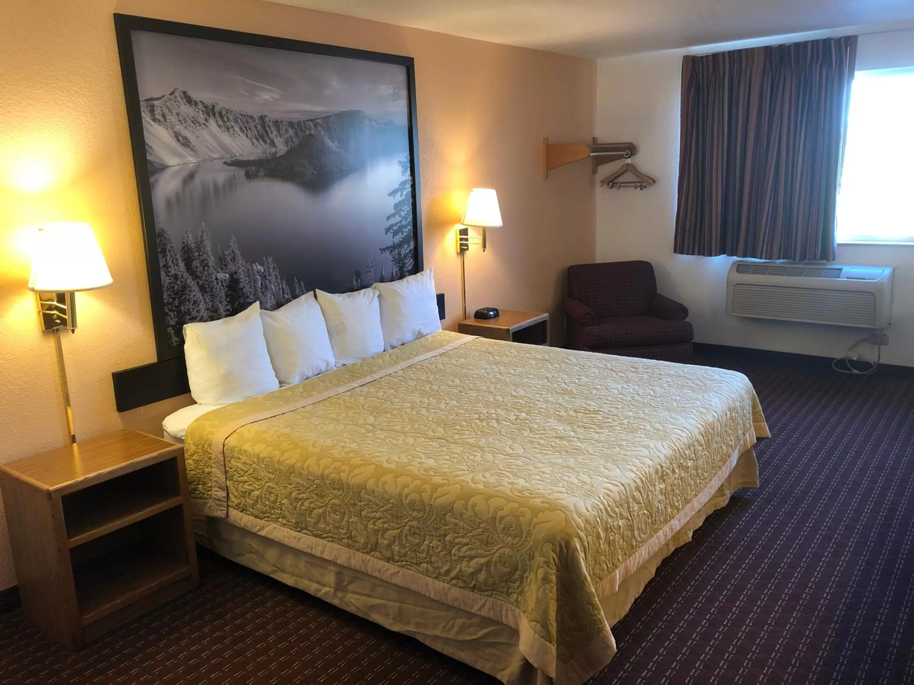 Bedroom, Bed in Super 8 by Wyndham The Dalles OR