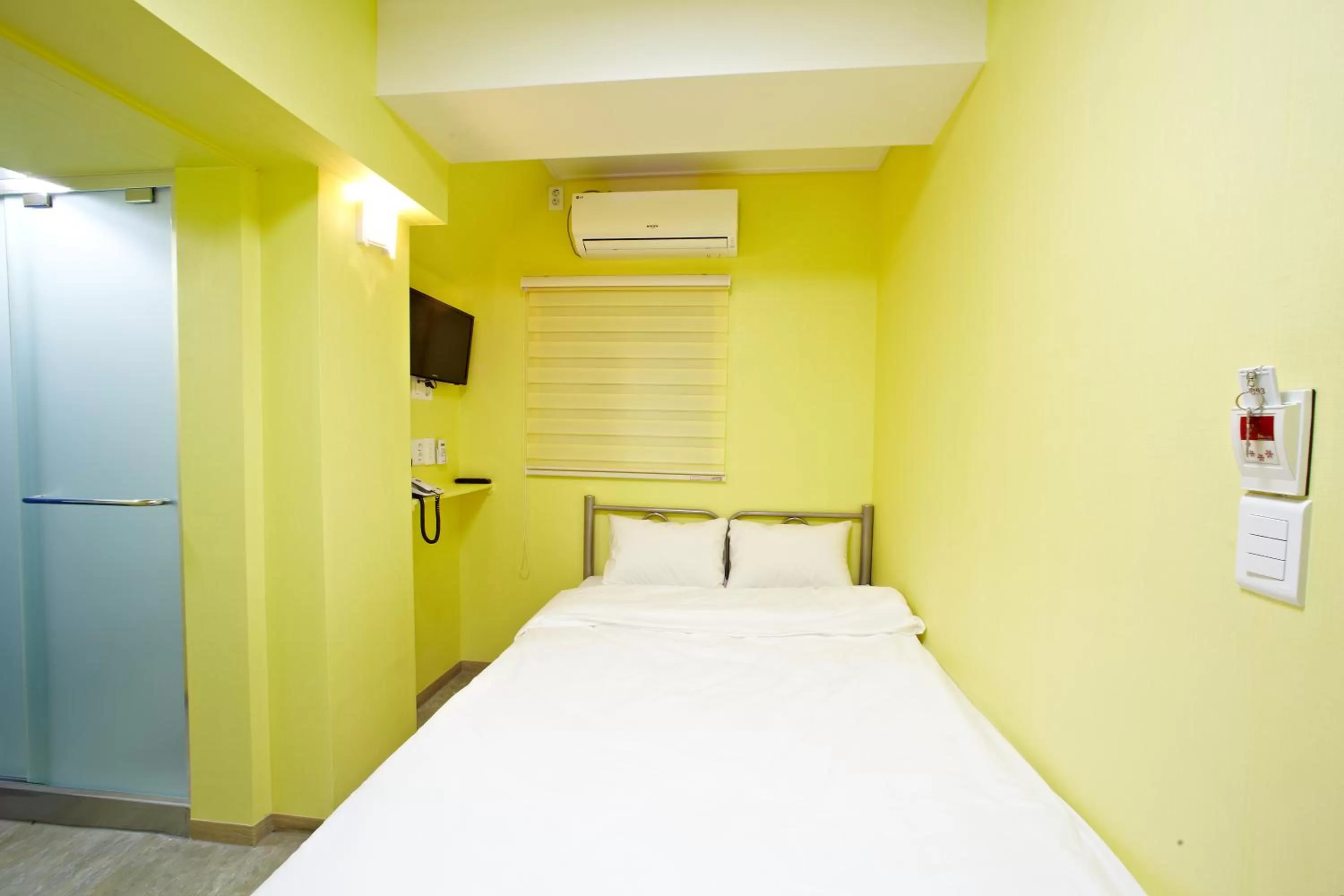 Bedroom, Bed in Rainbow Hotel Myeongdong