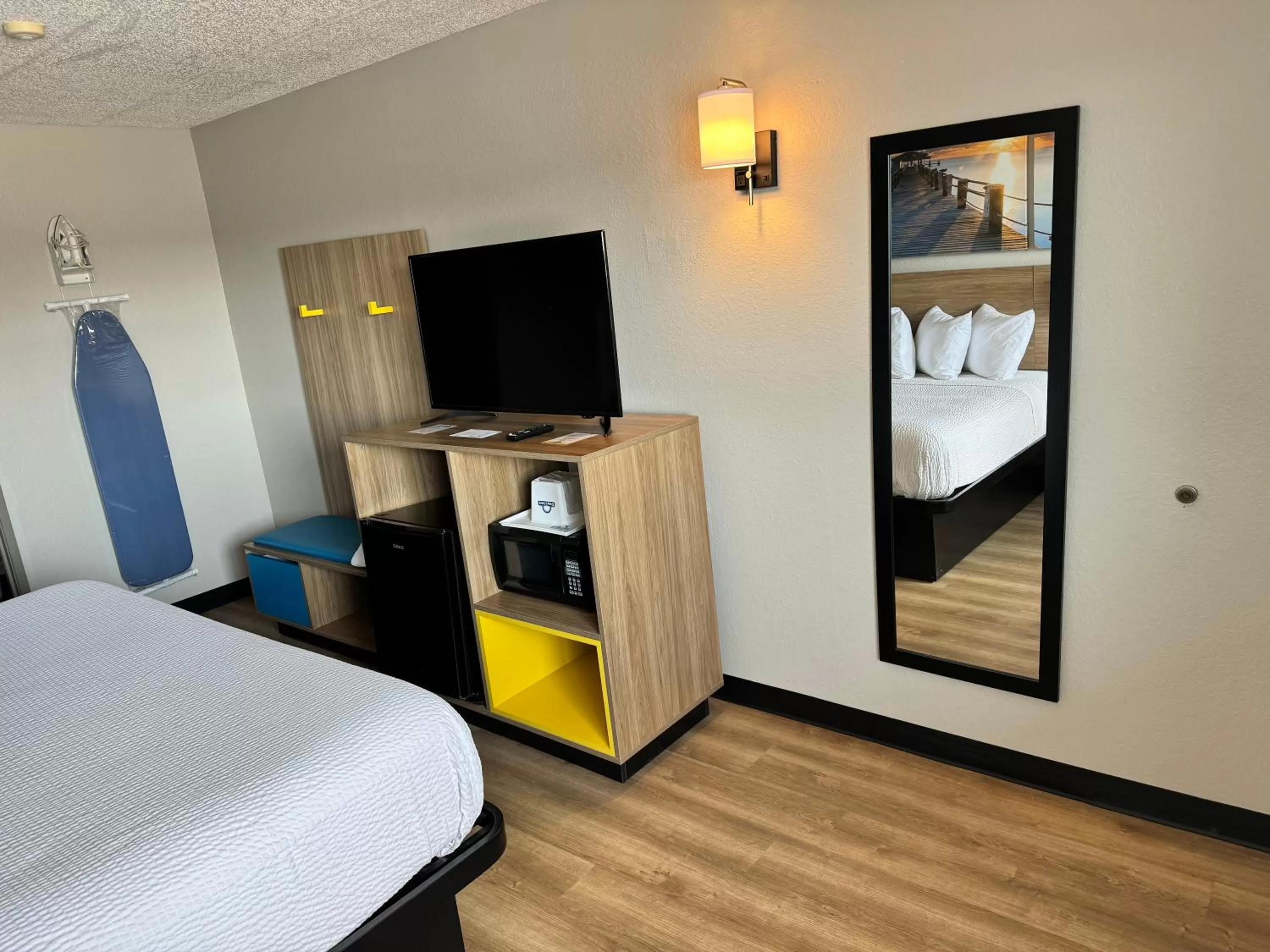hair dresser, TV/Entertainment Center in Days Inn by Wyndham Cloverdale Greencastle