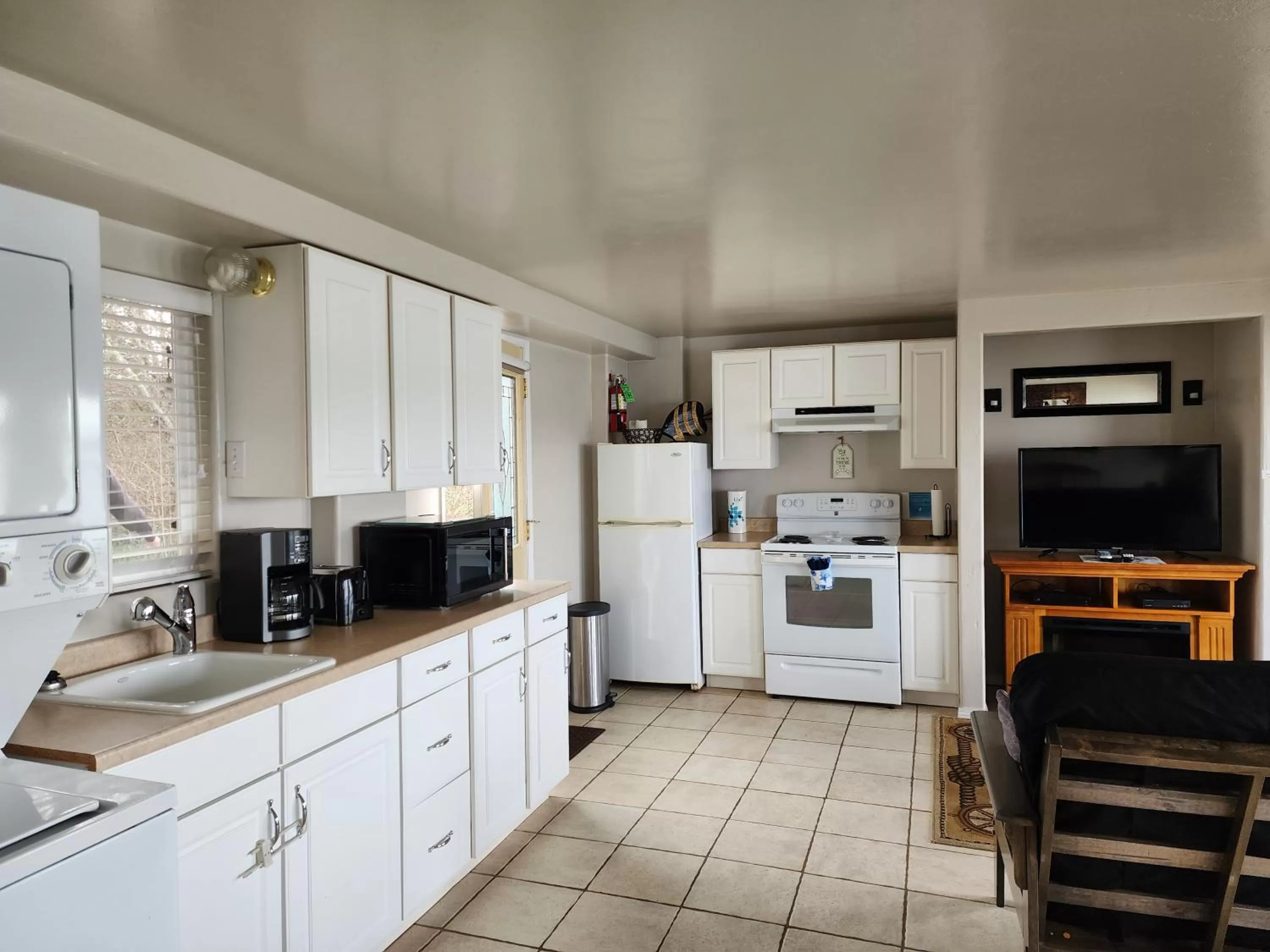 Kitchen or kitchenette in Plainview Motel
