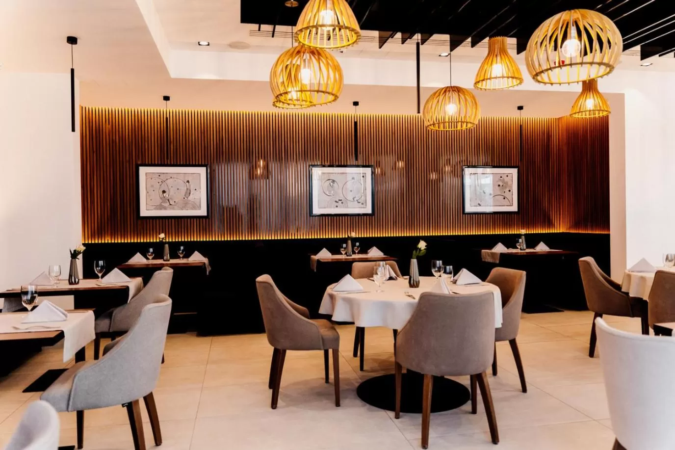 Restaurant/places to eat in Grand Ascot Hotel