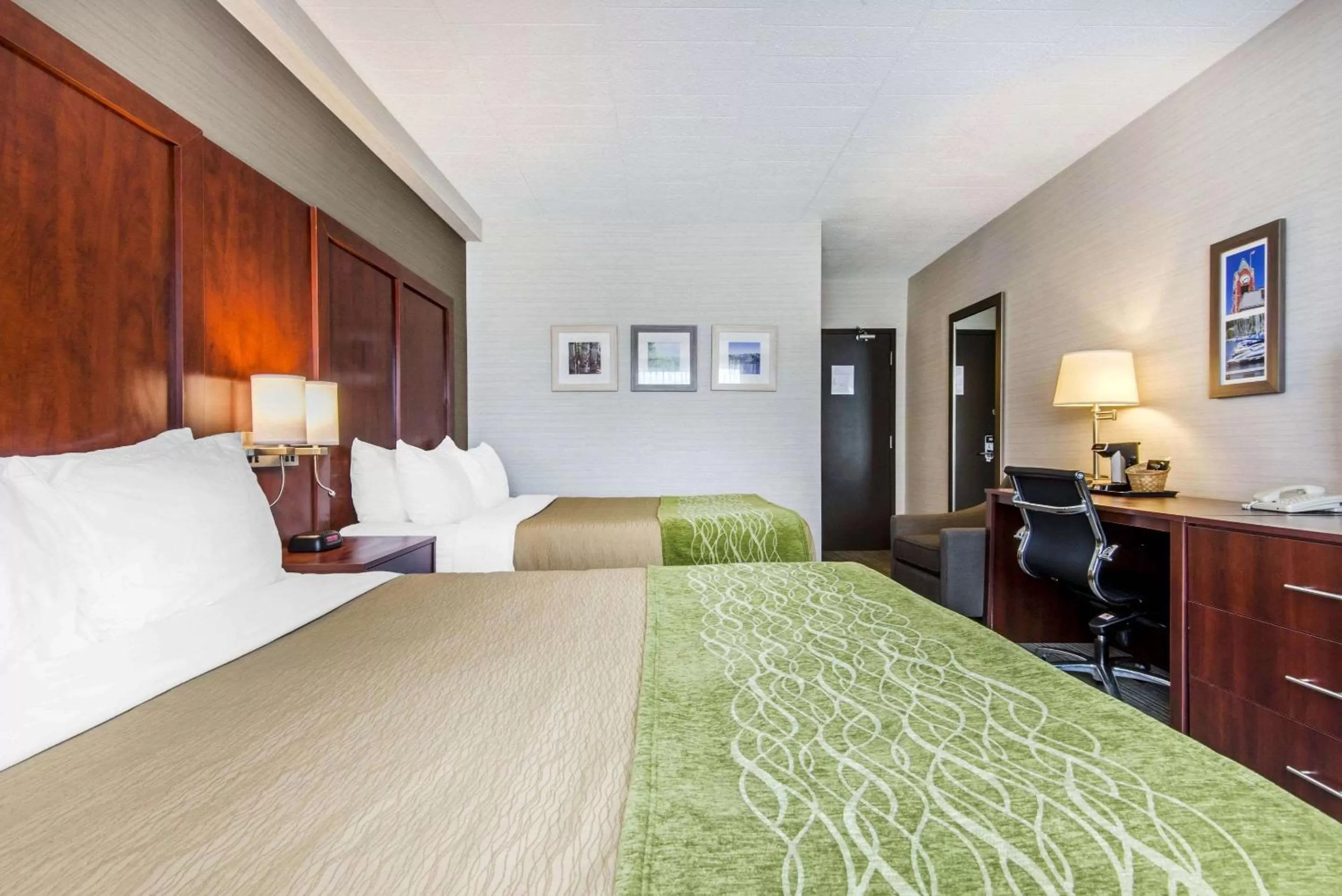 Photo of the whole room, Bed in Comfort Inn & Suites