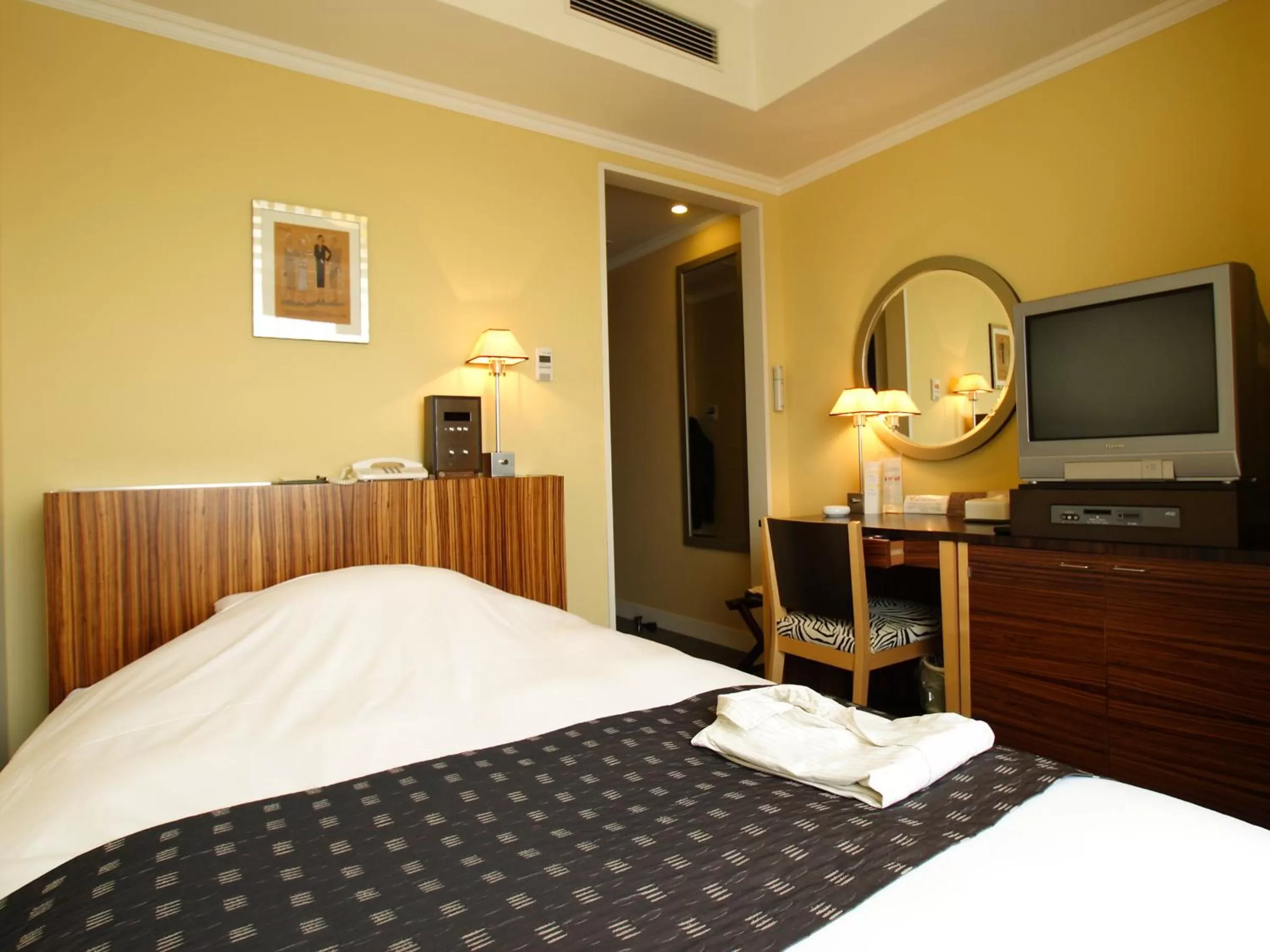 Photo of the whole room, Bed in Hotel Monterey La Soeur Fukuoka