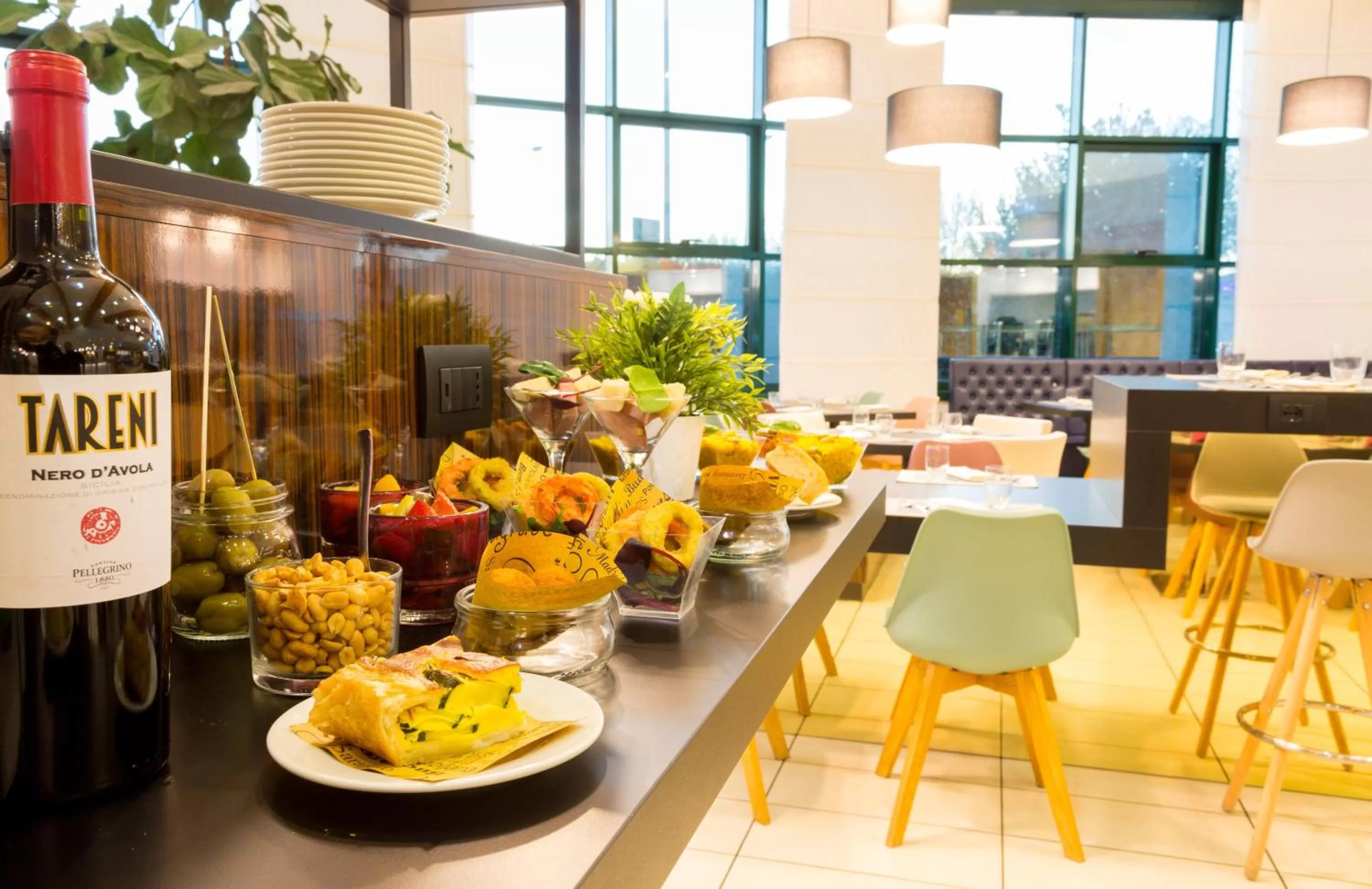 Lounge or bar in Holiday Inn Bologna - Fiera by IHG